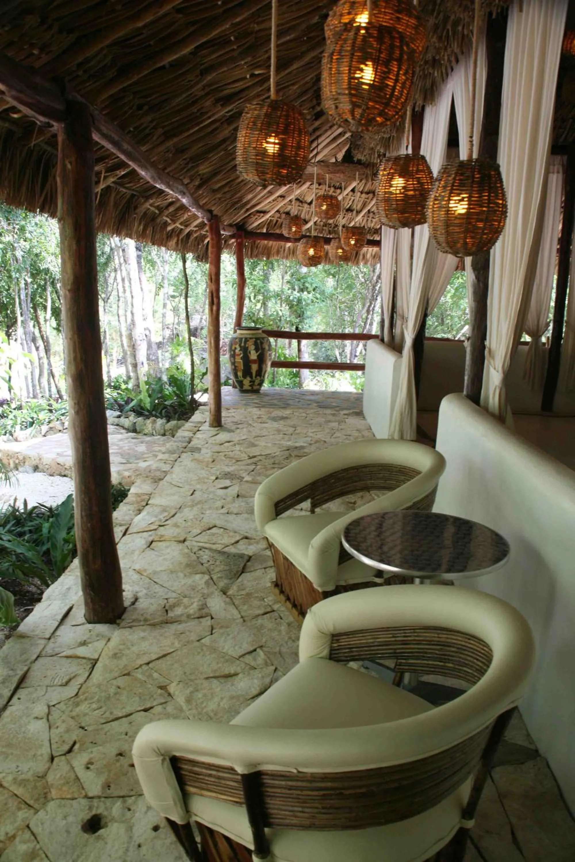 Restaurant/places to eat in Hotel Okaan