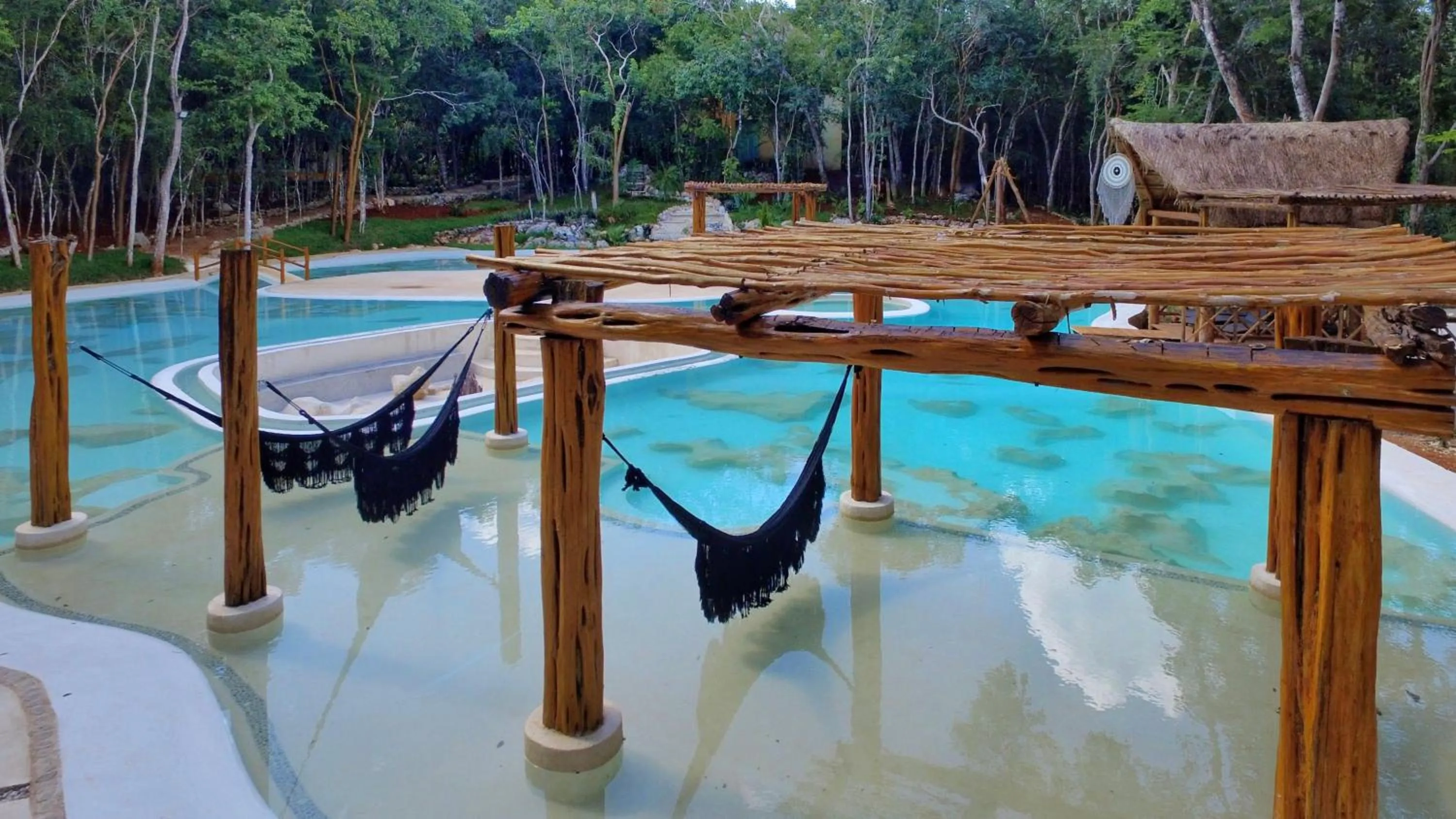 Swimming pool in Hotel Okaan