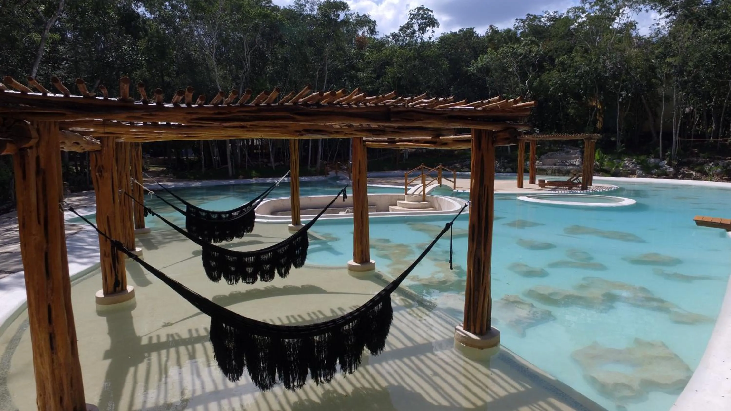 Swimming pool in Hotel Okaan