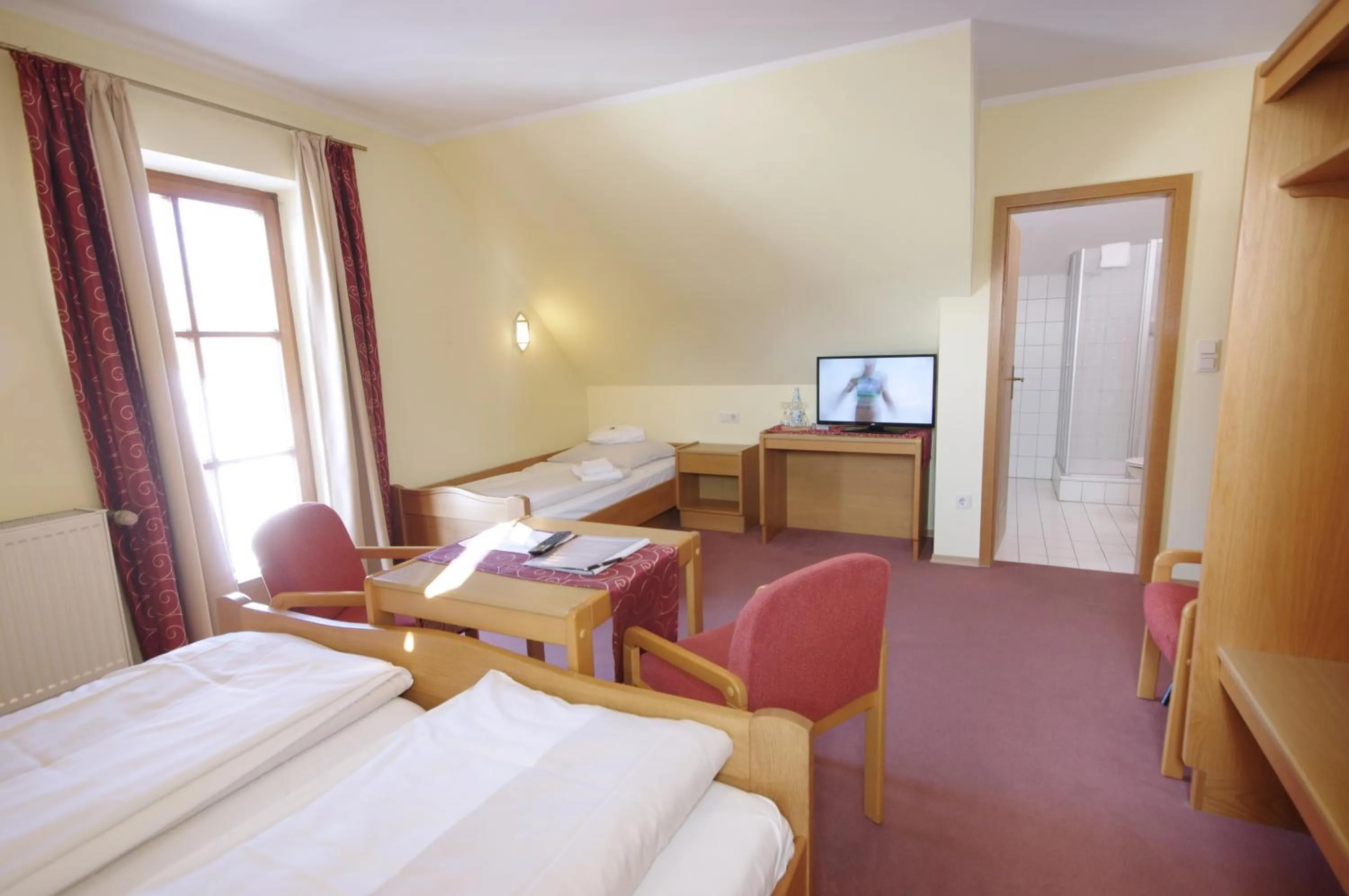 Shower, Bed in Da`Sporrer Hotel & Wirtshaus