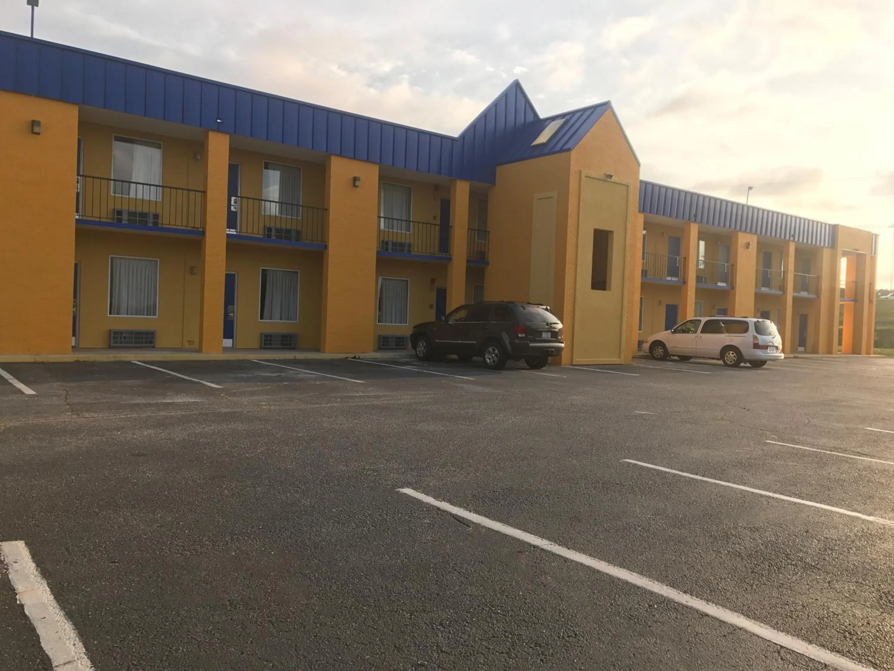 Property building in Knights Inn Lumberton