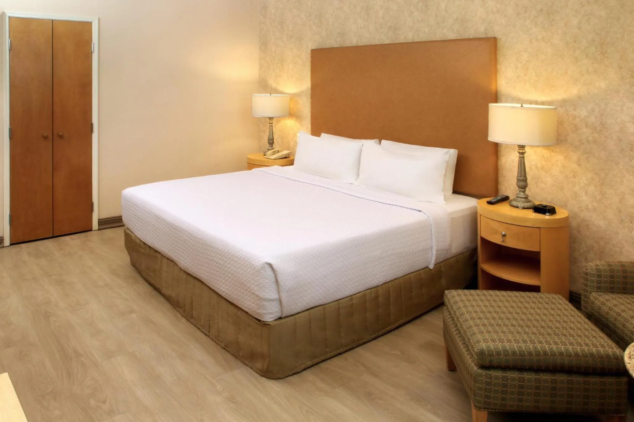 Photo of the whole room, Bed in Crowne Plaza Torreon by IHG