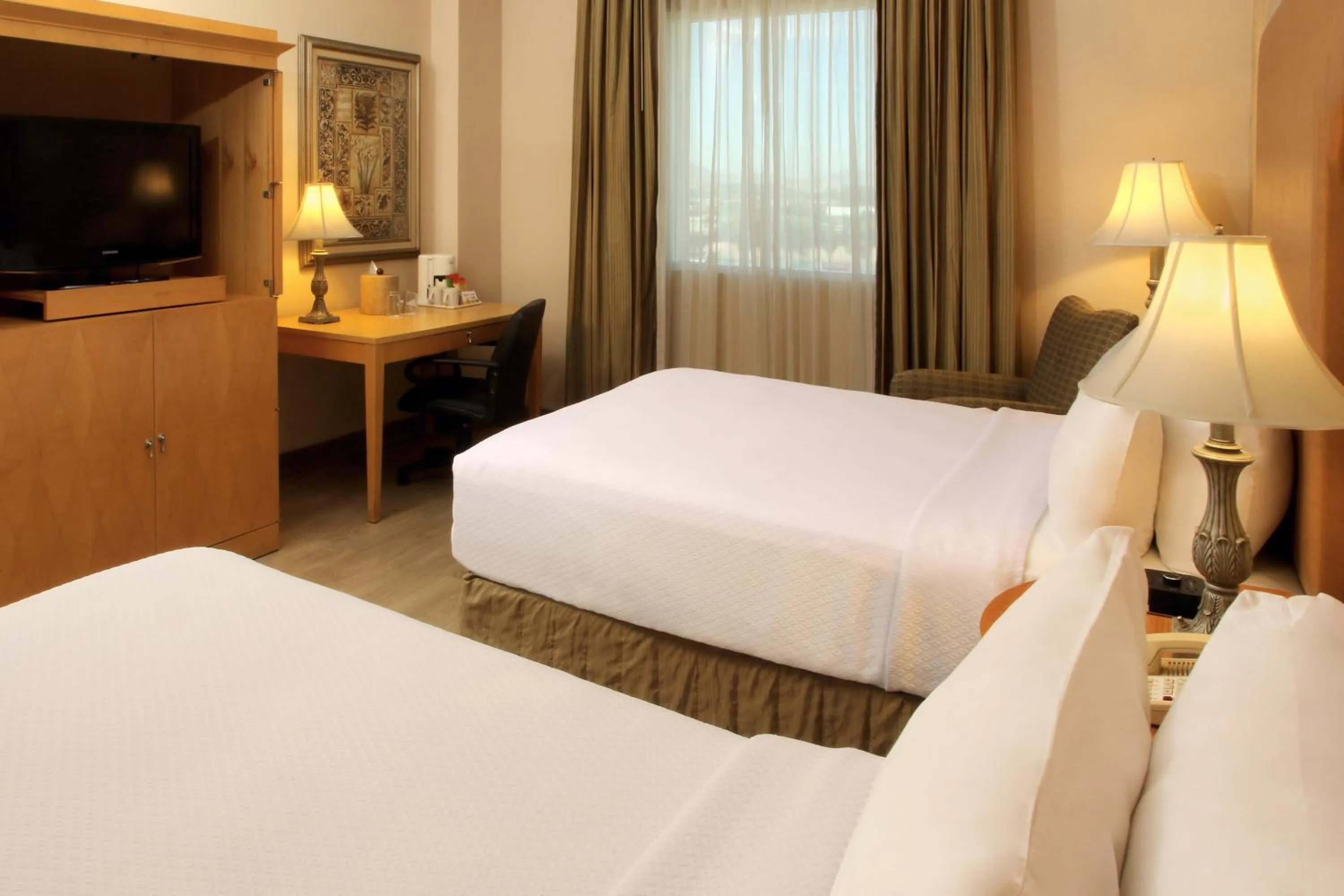 Photo of the whole room, Bed in Crowne Plaza Torreon by IHG