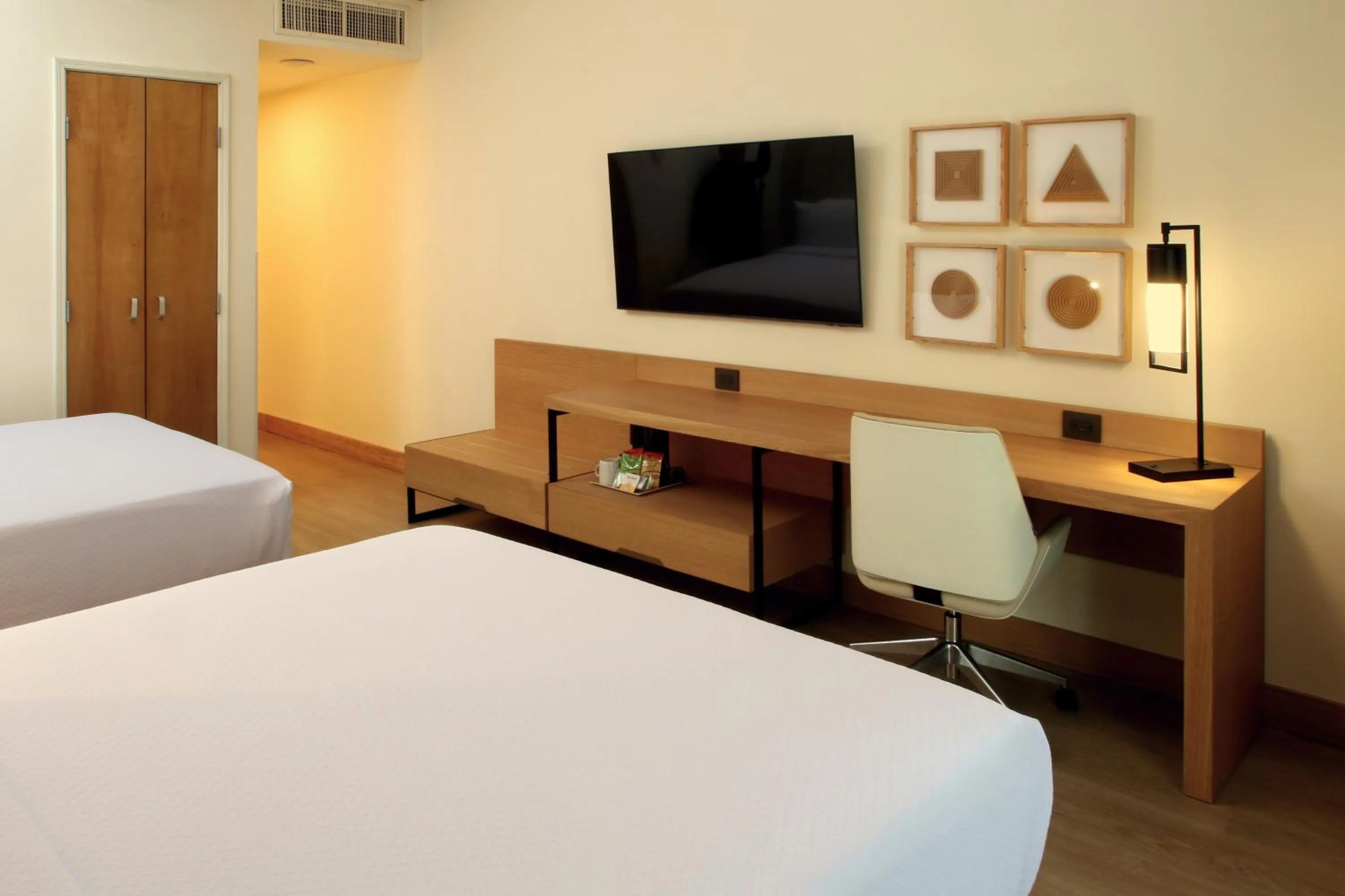 Photo of the whole room, Bed in Crowne Plaza Torreon by IHG