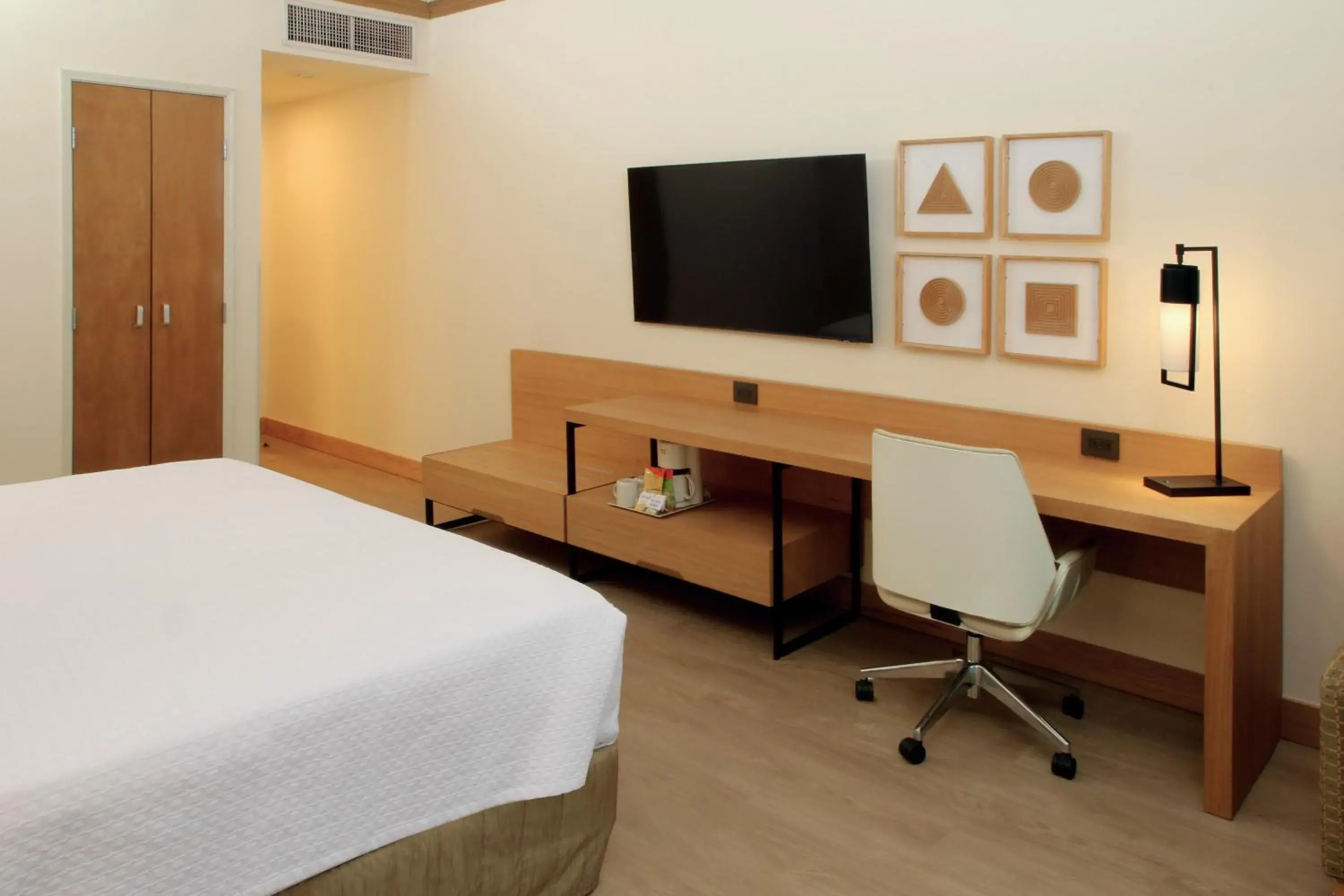 Photo of the whole room, Bed in Crowne Plaza Torreon by IHG Photo of the whole room, Bed in Crowne Plaza Torreon by IHG