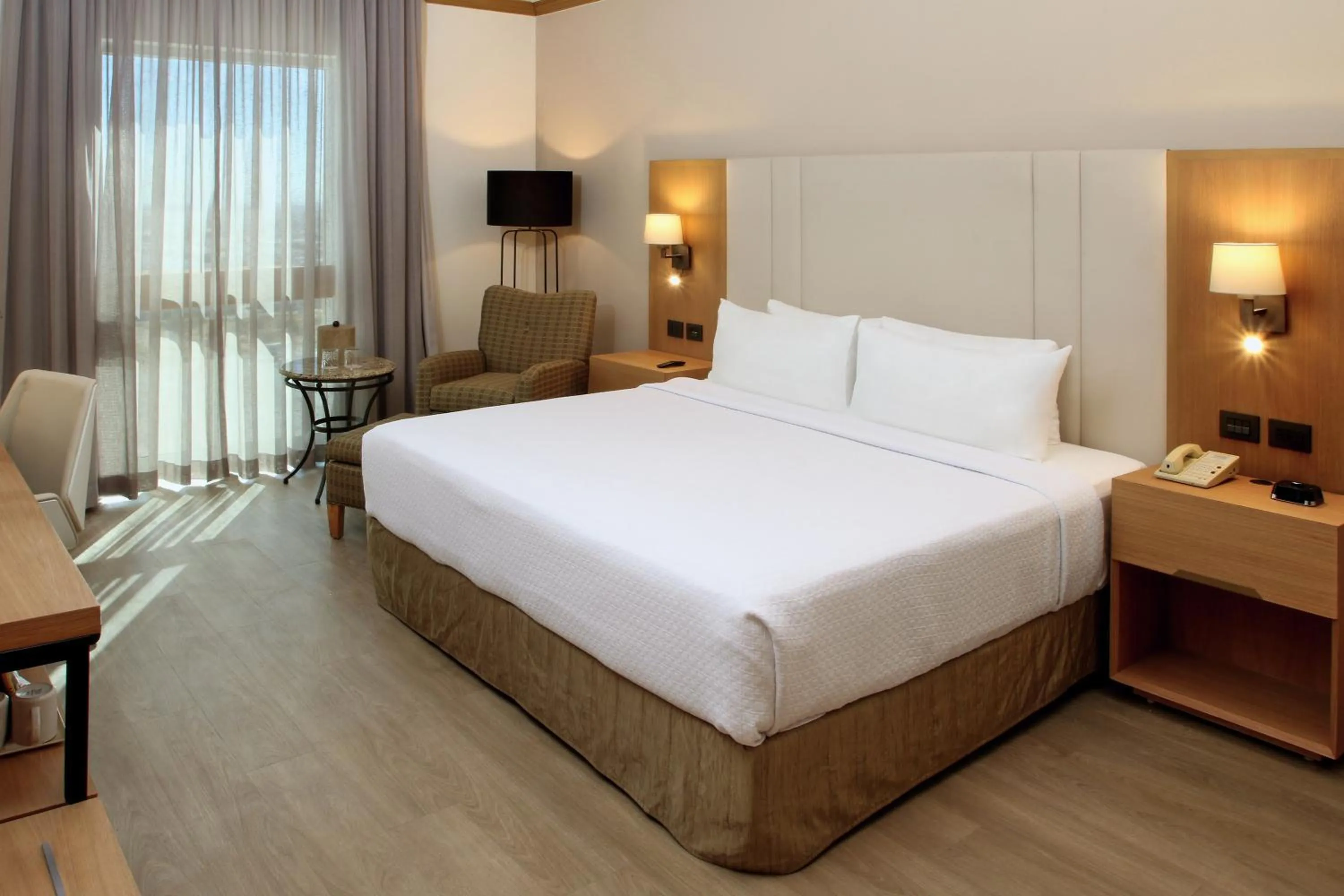 Photo of the whole room, Bed in Crowne Plaza Torreon by IHG