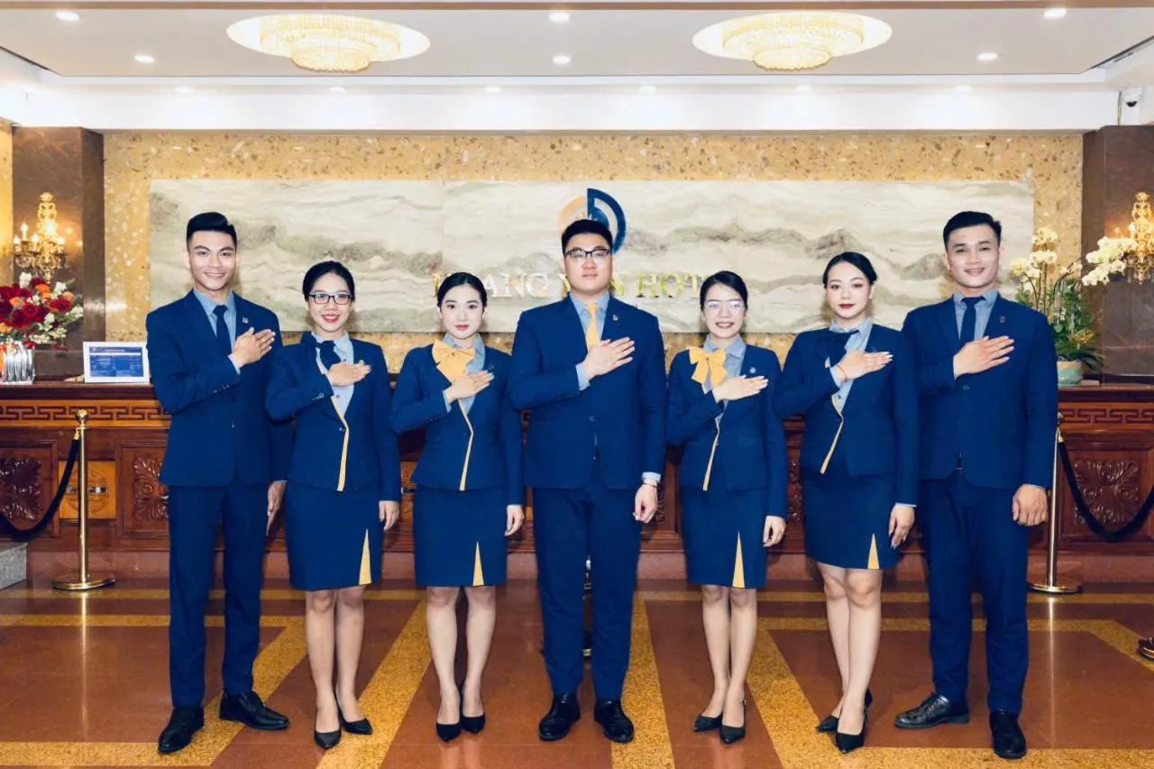 Staff in Sandals Hoàng Yến