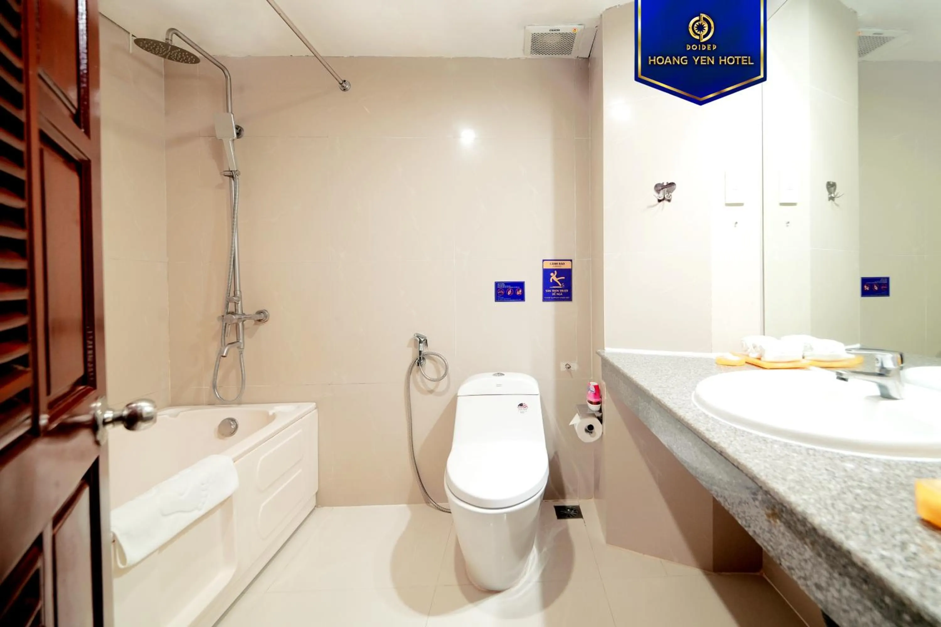 Shower in Sandals Hoàng Yến