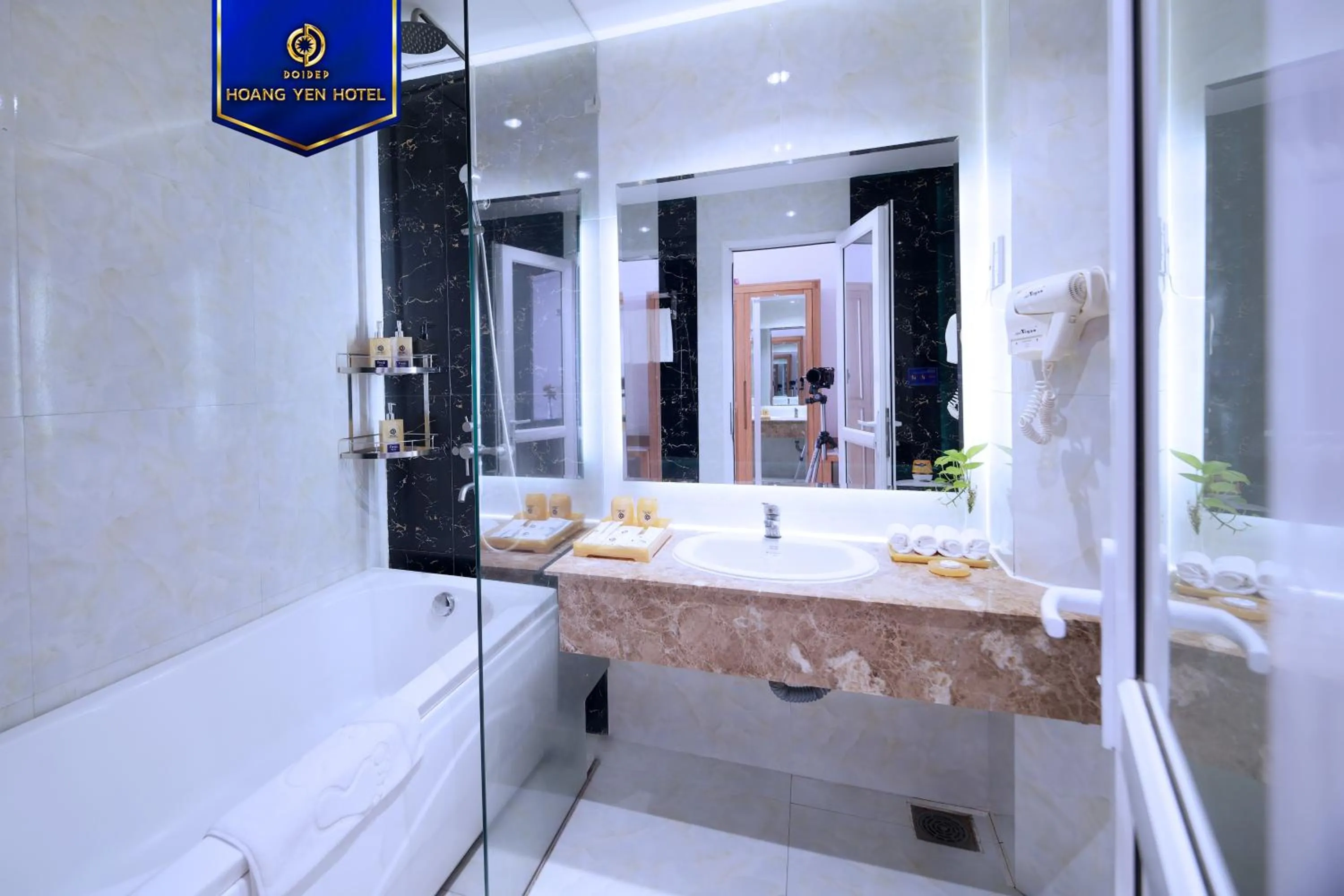 Shower, Bed in Sandals Hoàng Yến