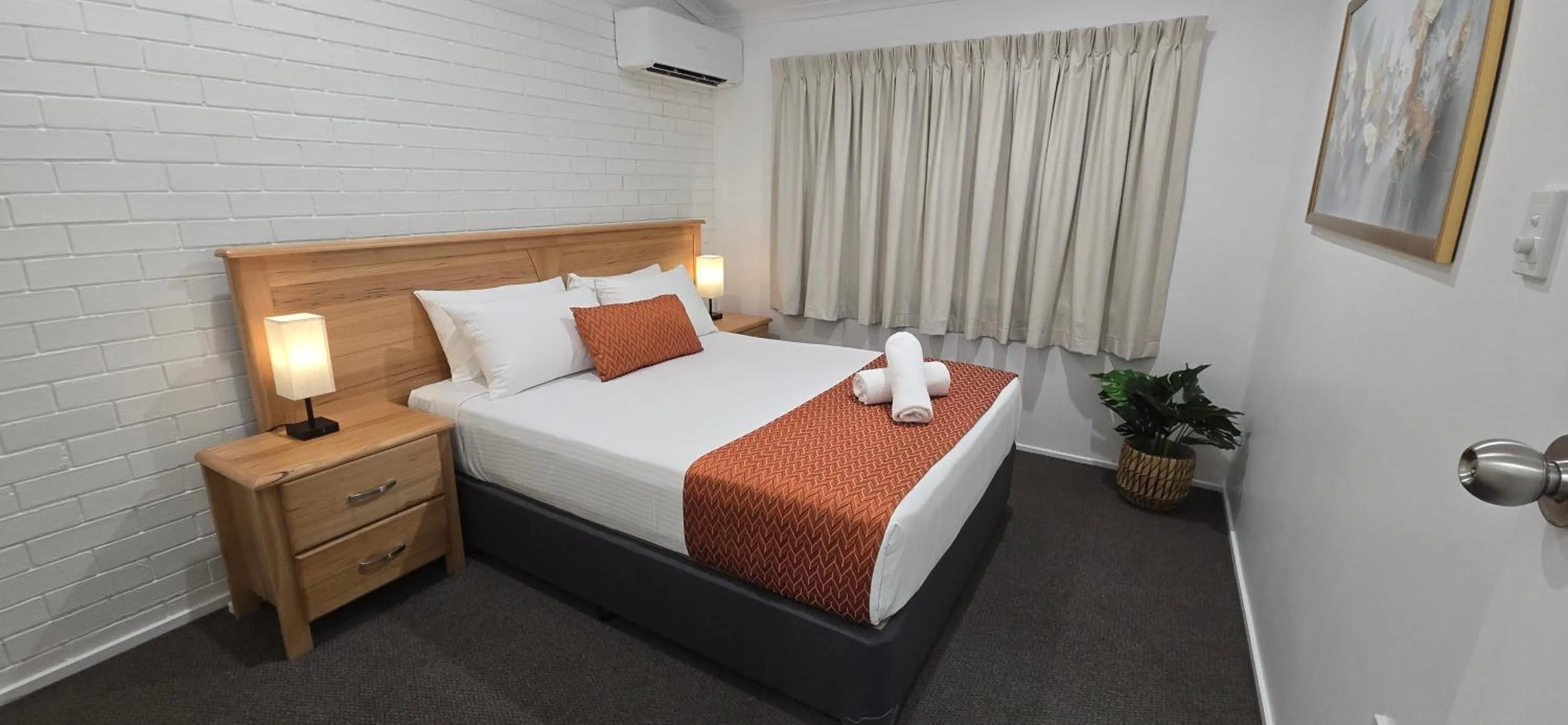 Bed in Villa Mirasol Motor Inn