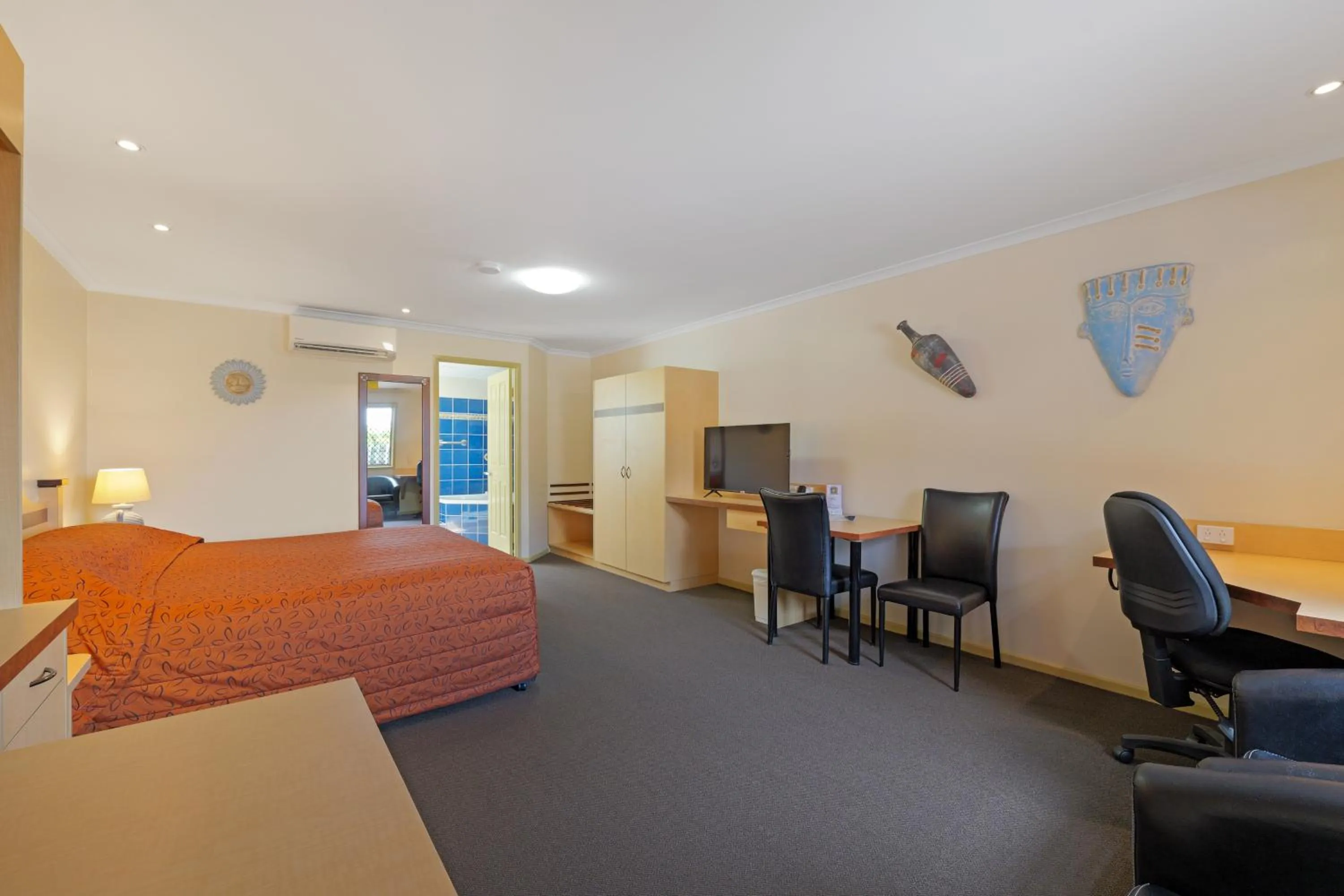 Bed in Villa Mirasol Motor Inn