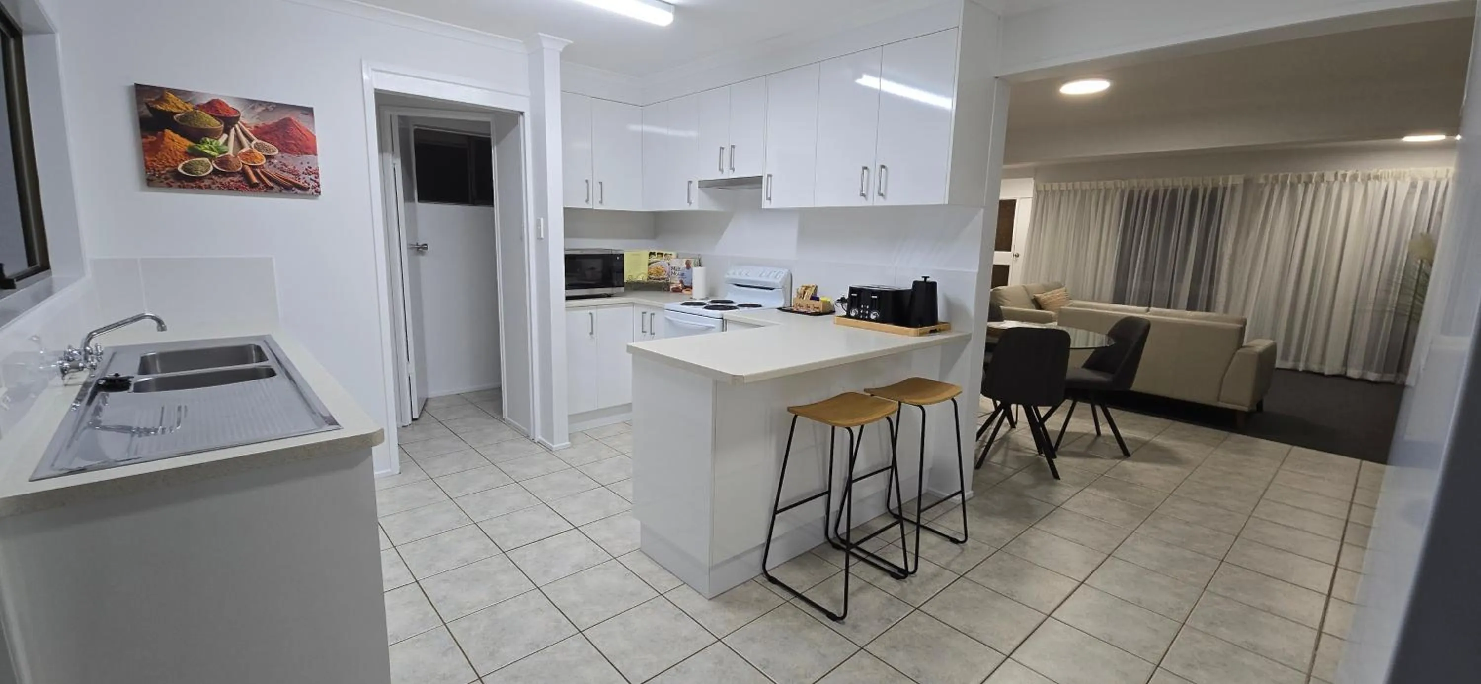 Kitchen or kitchenette in Villa Mirasol Motor Inn