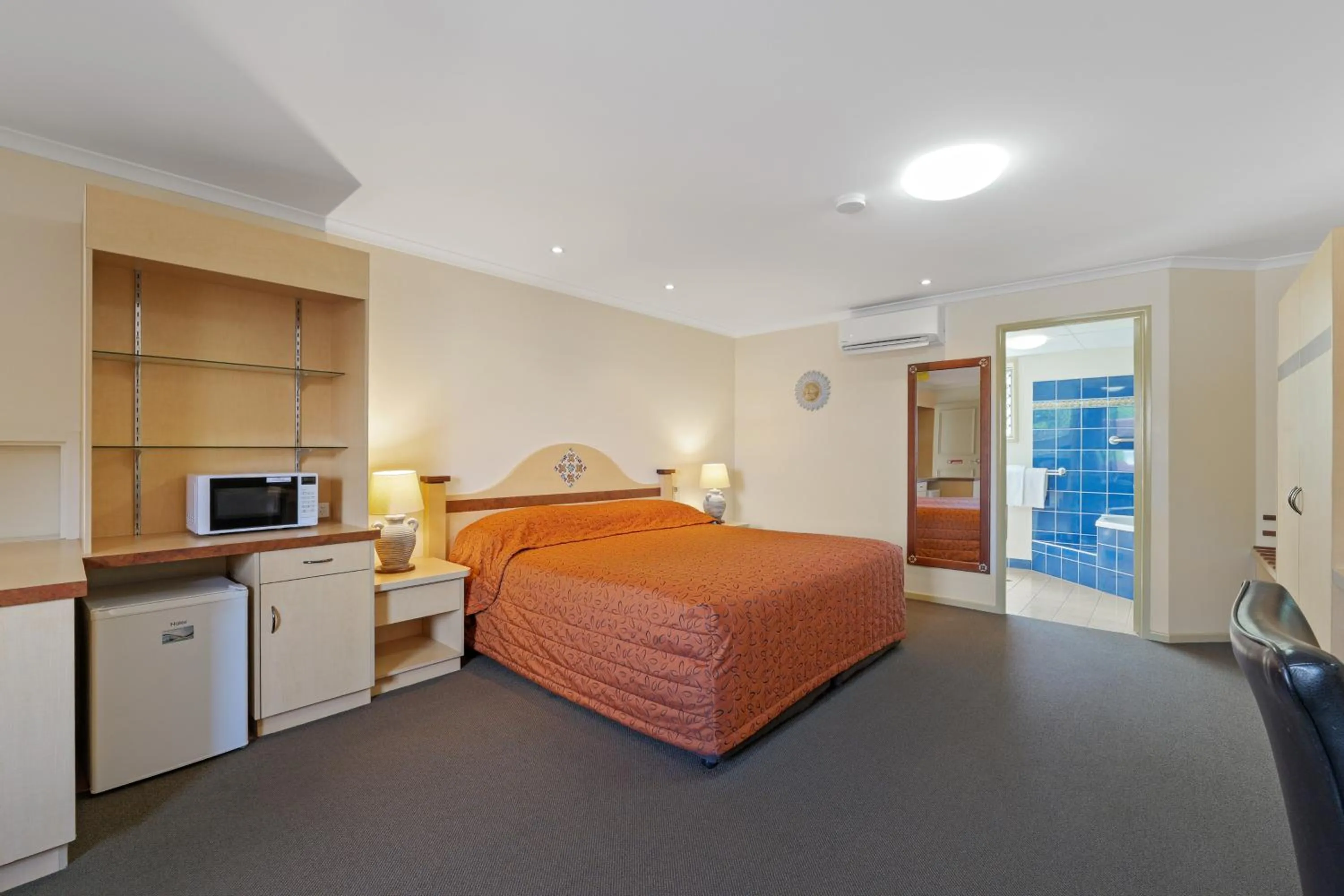 Bed in Villa Mirasol Motor Inn