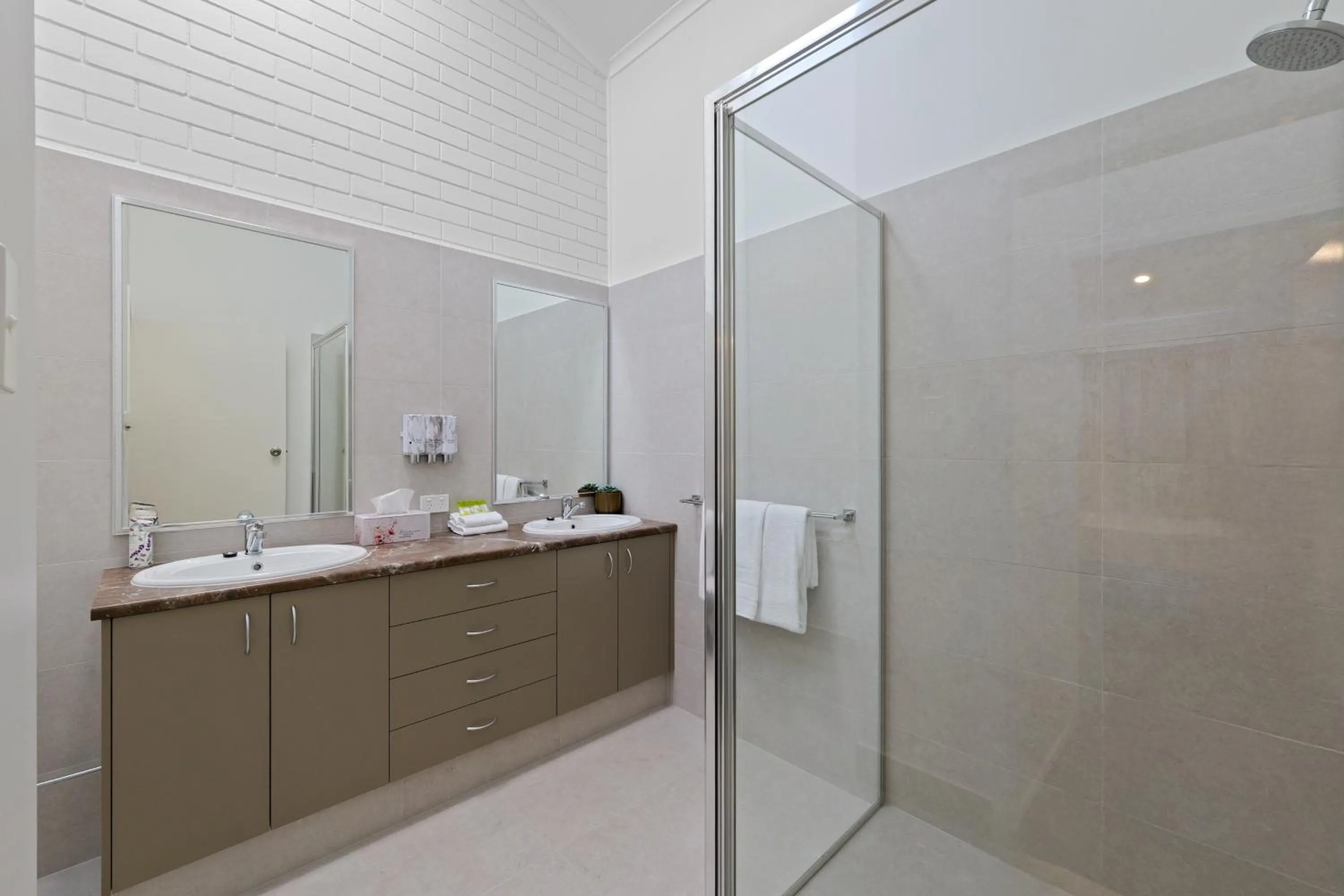 Shower in Villa Mirasol Motor Inn