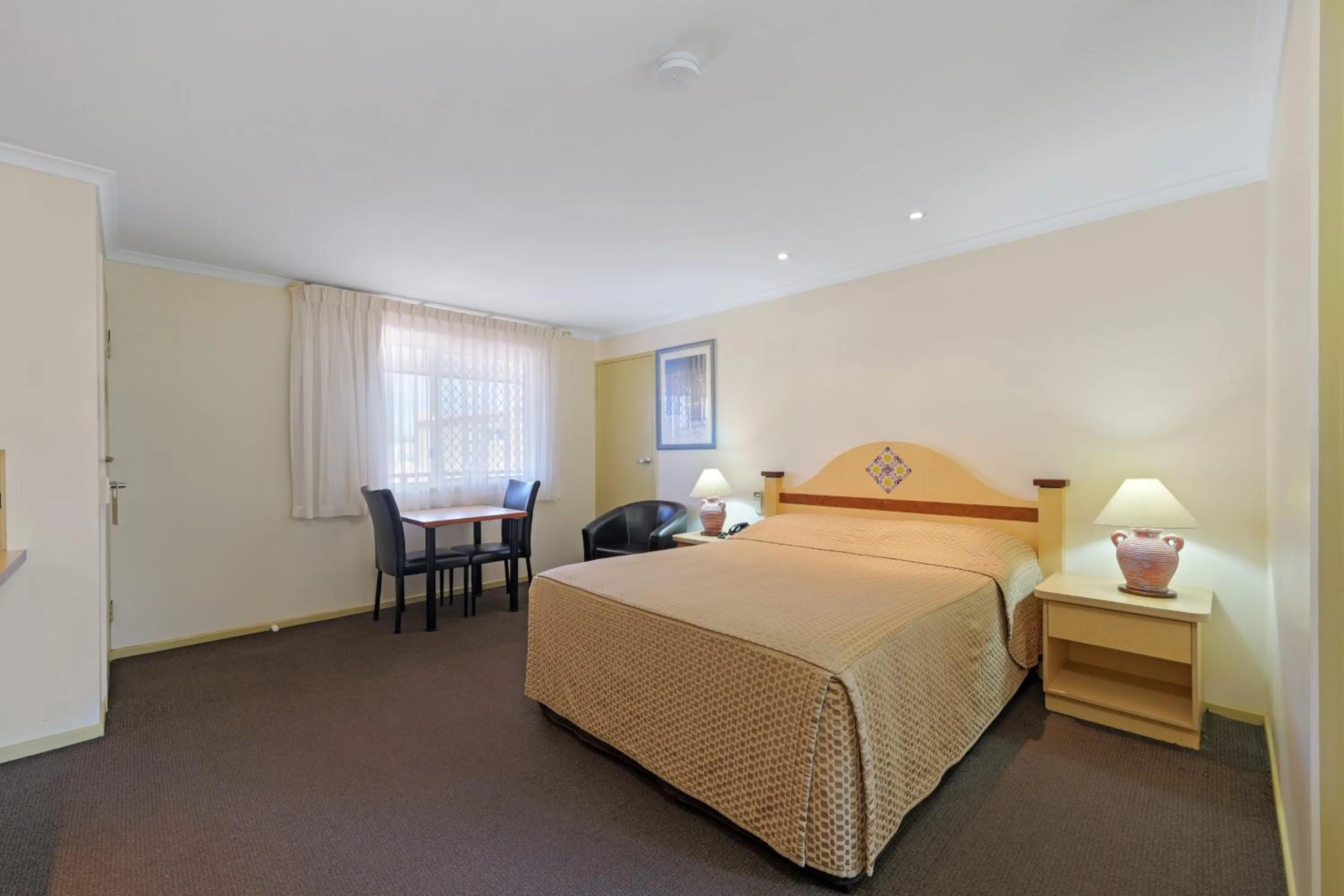 Bed in Villa Mirasol Motor Inn