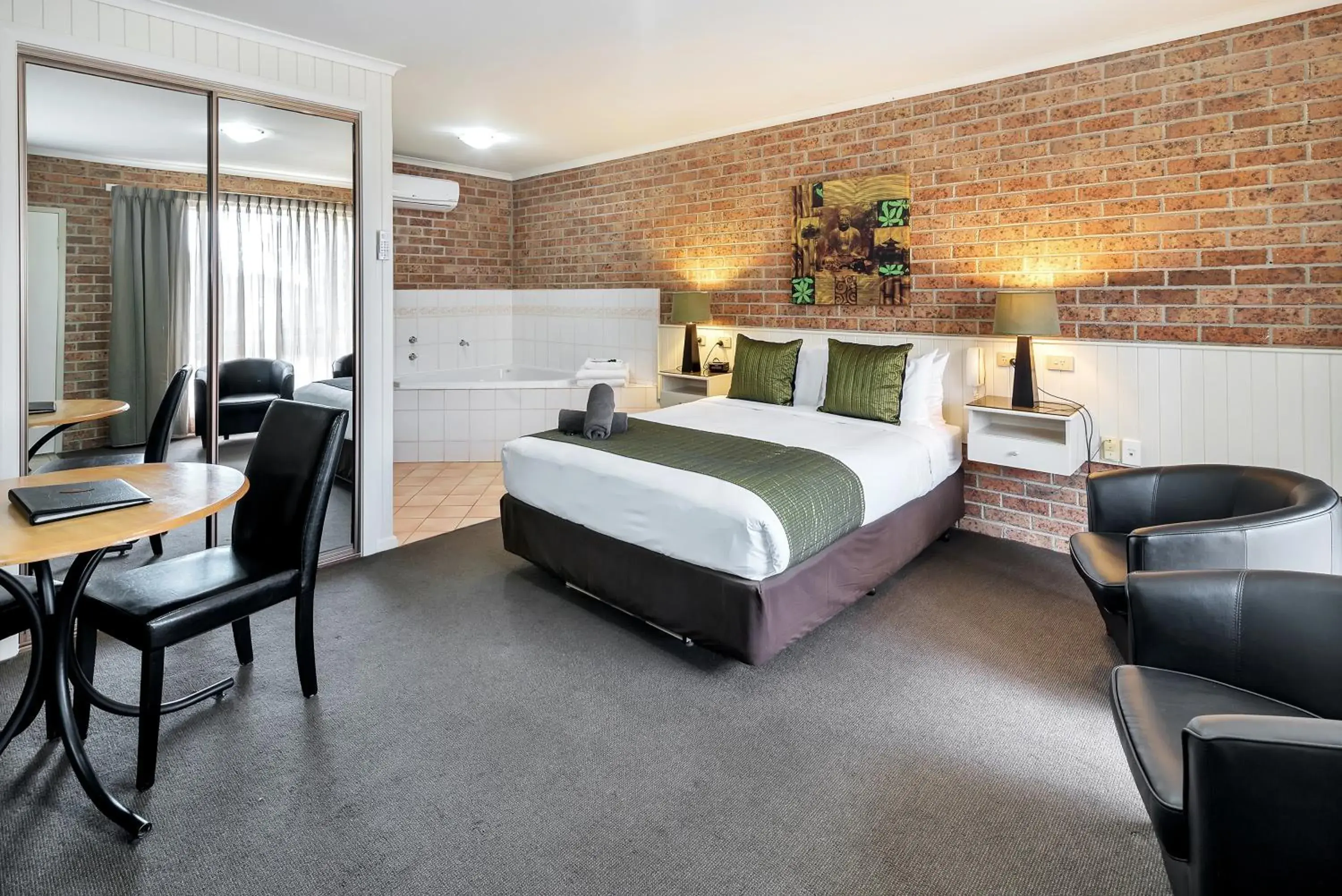 Photo of the whole room, Bed in Begonia City Motor Inn Photo of the whole room, Bed in Begonia City Motor Inn