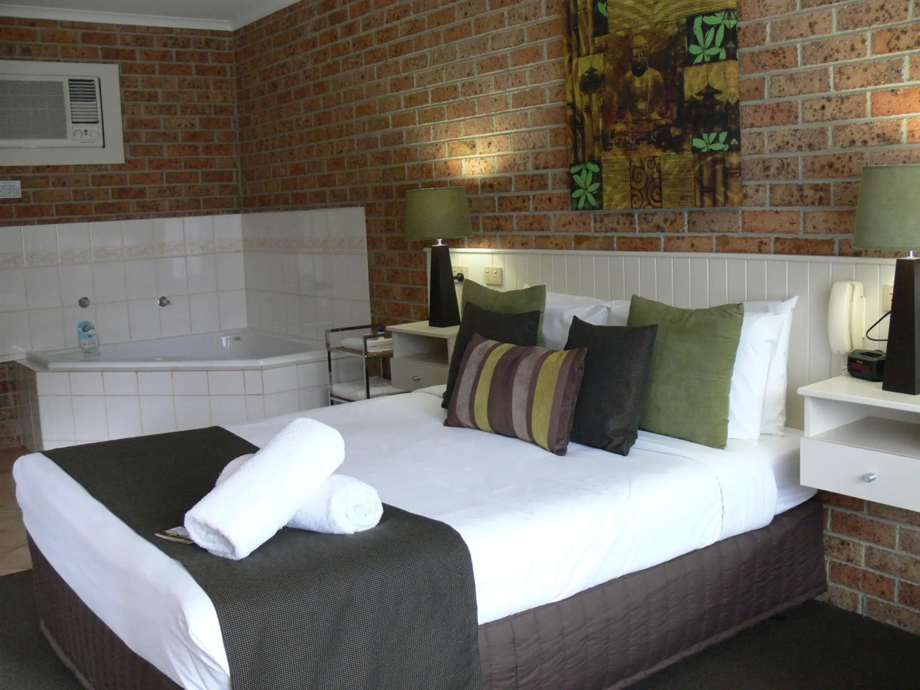 Bed in Begonia City Motor Inn Bed in Begonia City Motor Inn