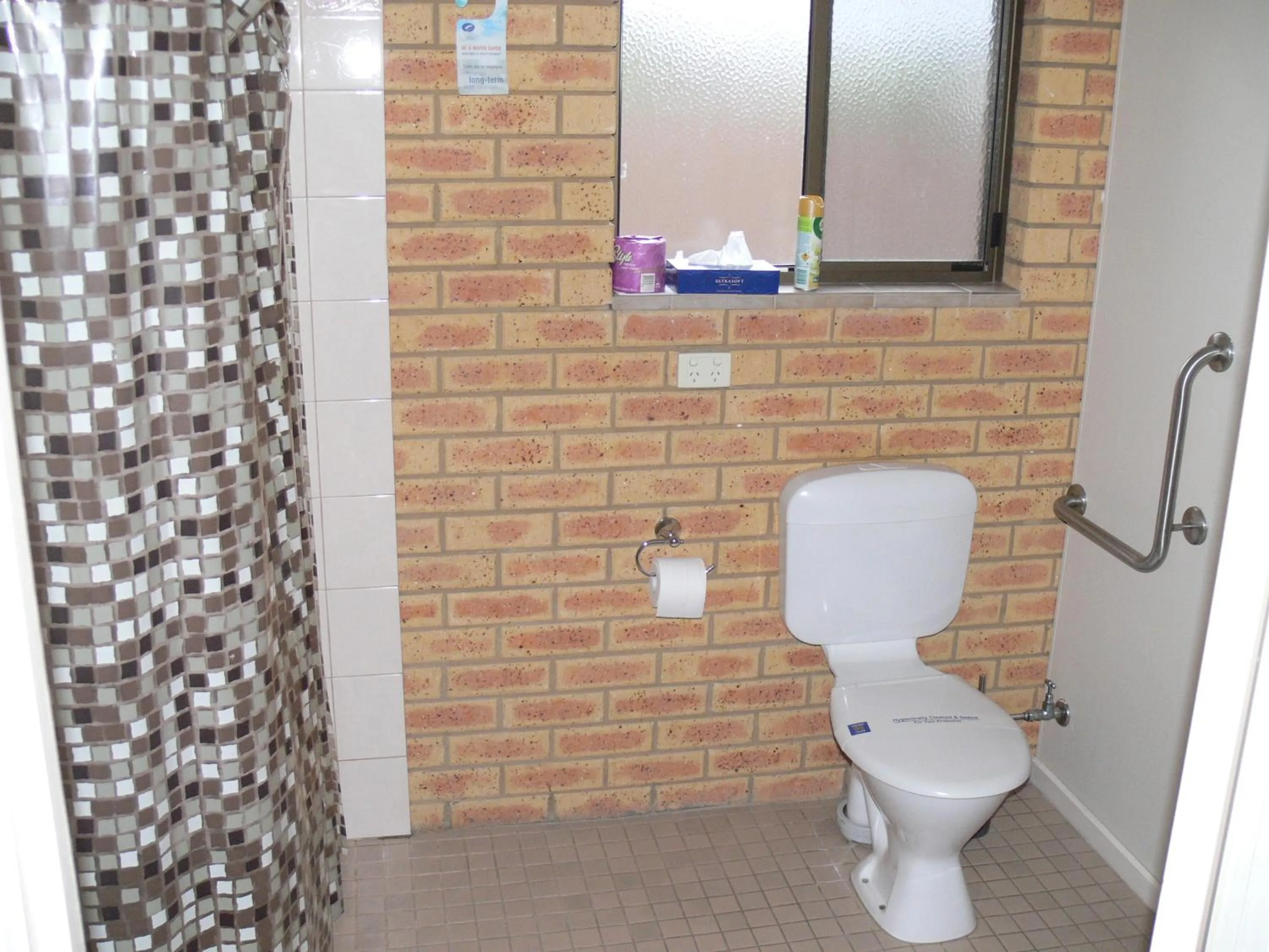 Bathroom in Begonia City Motor Inn