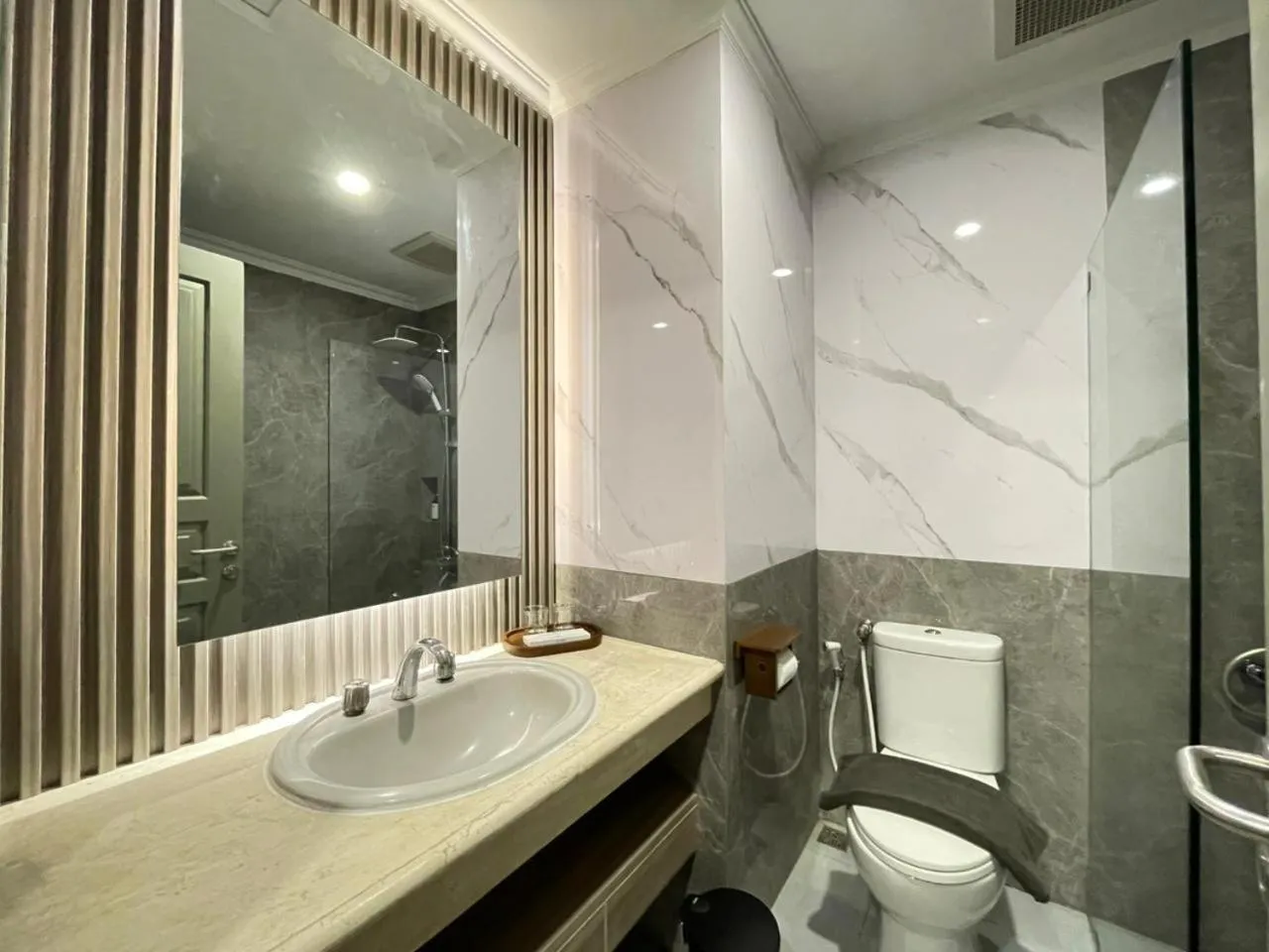 Shower in Hotel Bisanta Bidakara Tunjungan