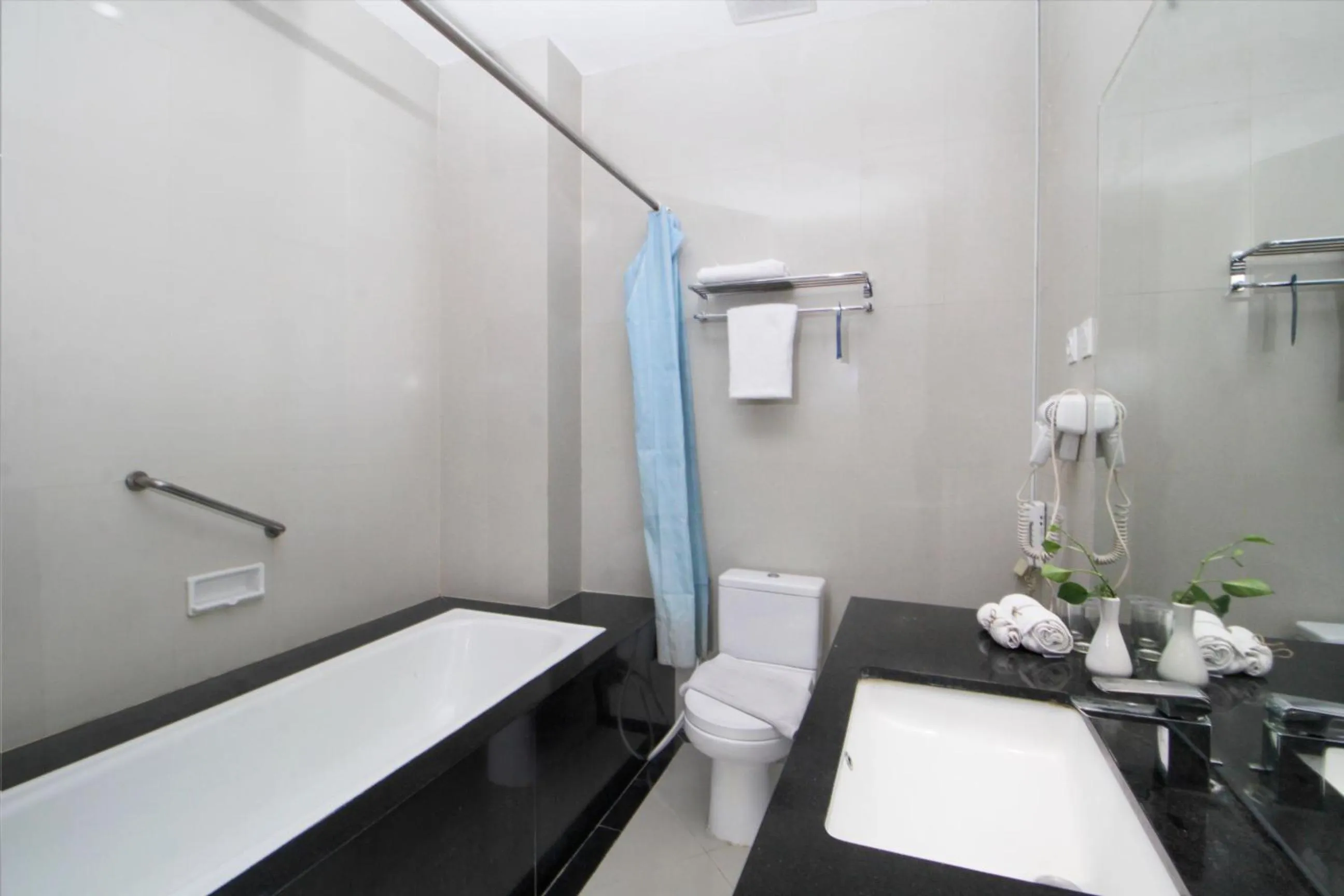 Bathroom, Bed in Hotel Bisanta Bidakara Tunjungan