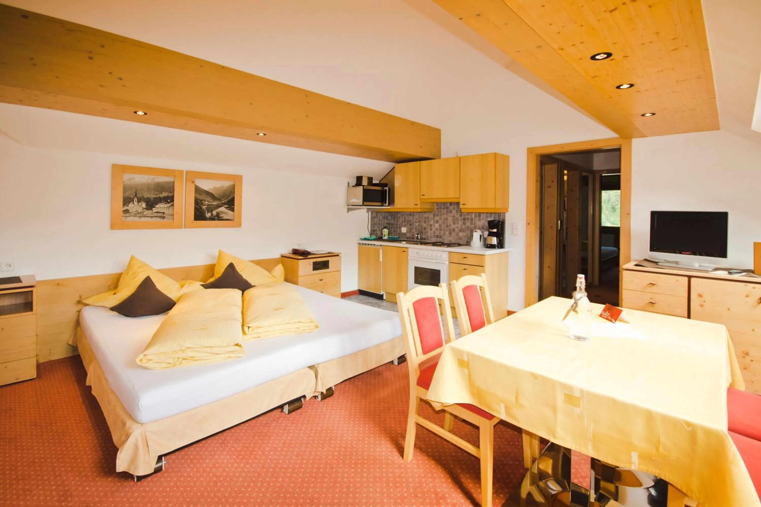 Photo of the whole room, Bed in Hotel Garni Hainbacherhof