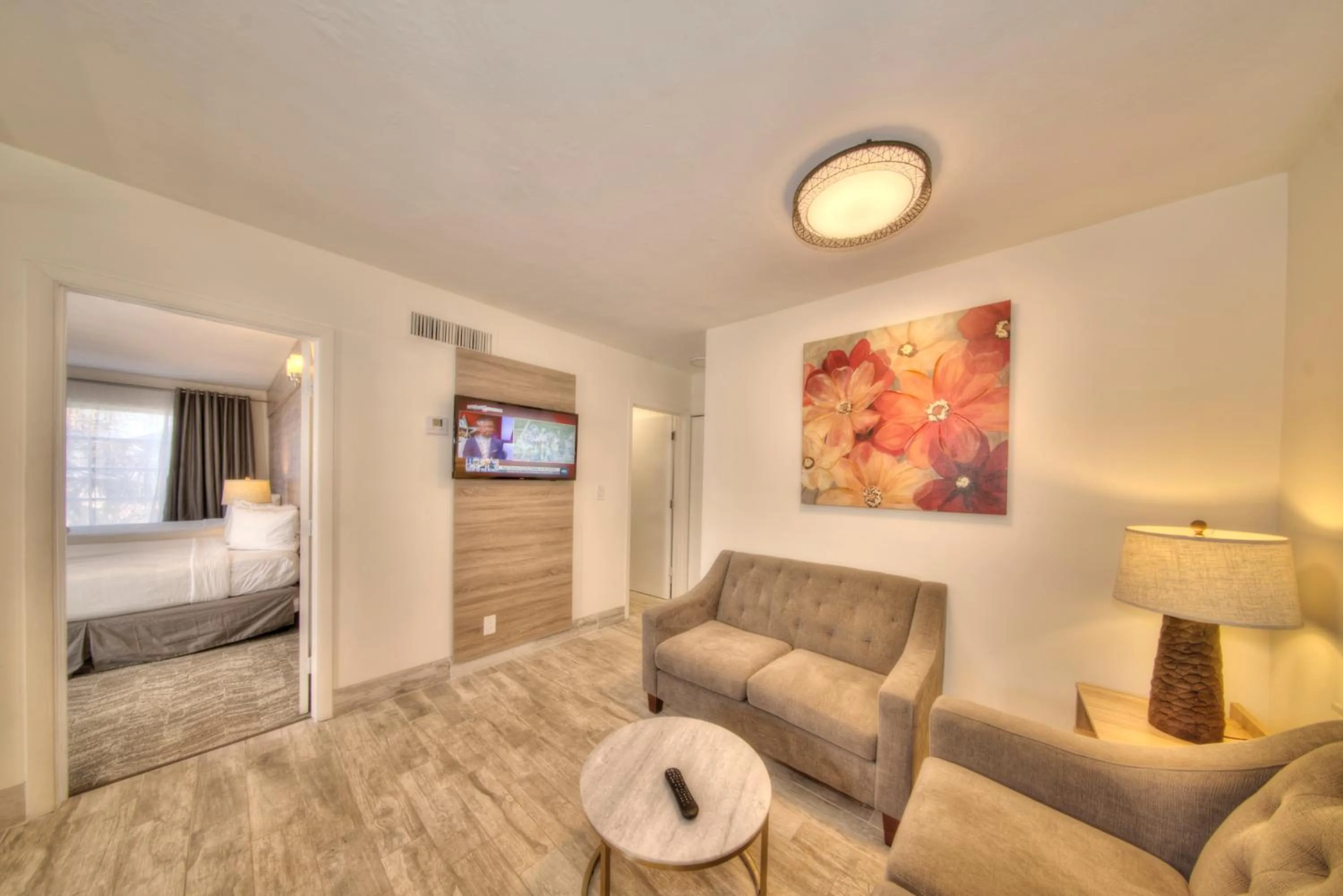 TV and multimedia, Bed in Riverside by the Beach Apartments