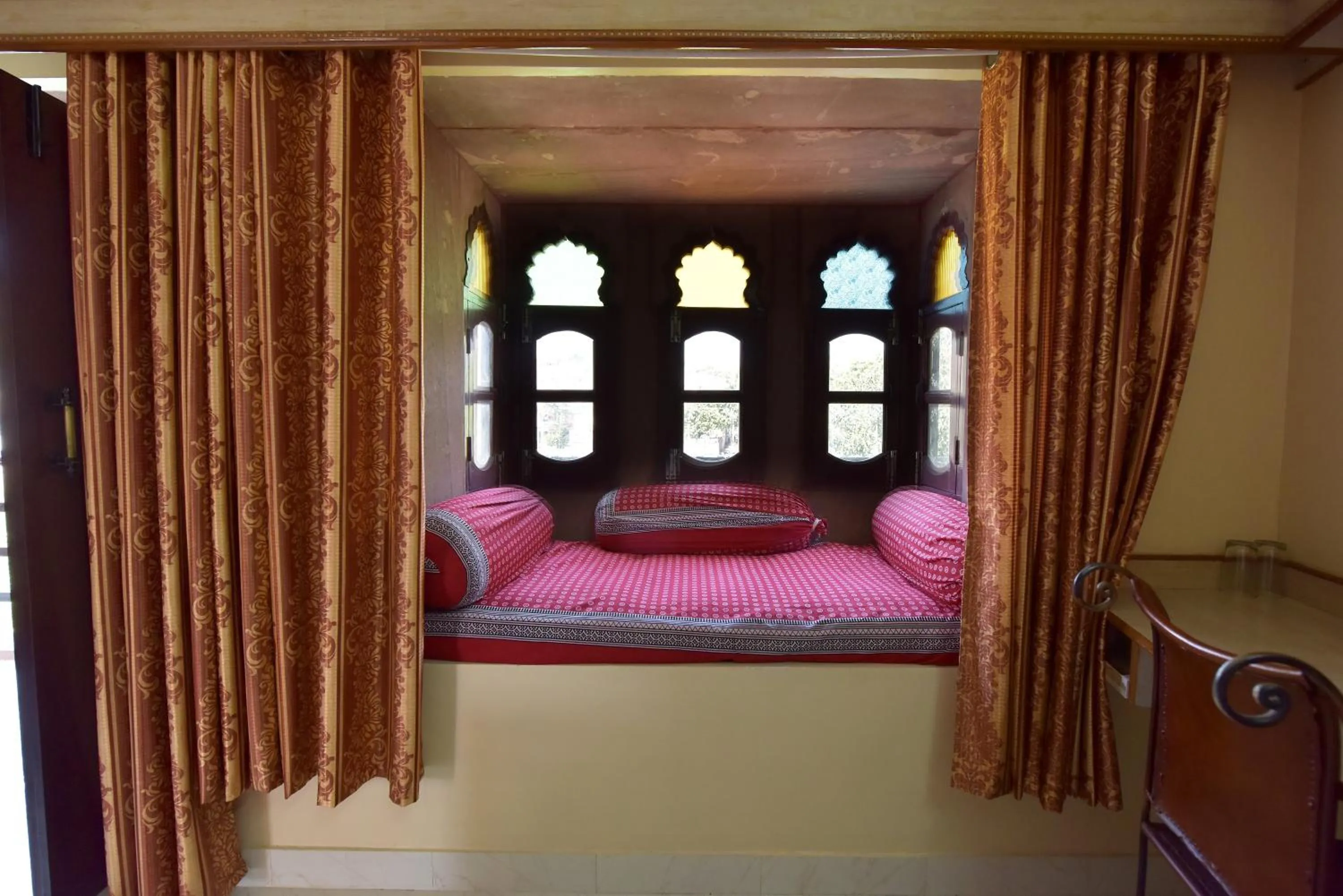 Seating area, Bed in Jee Ri Haveli