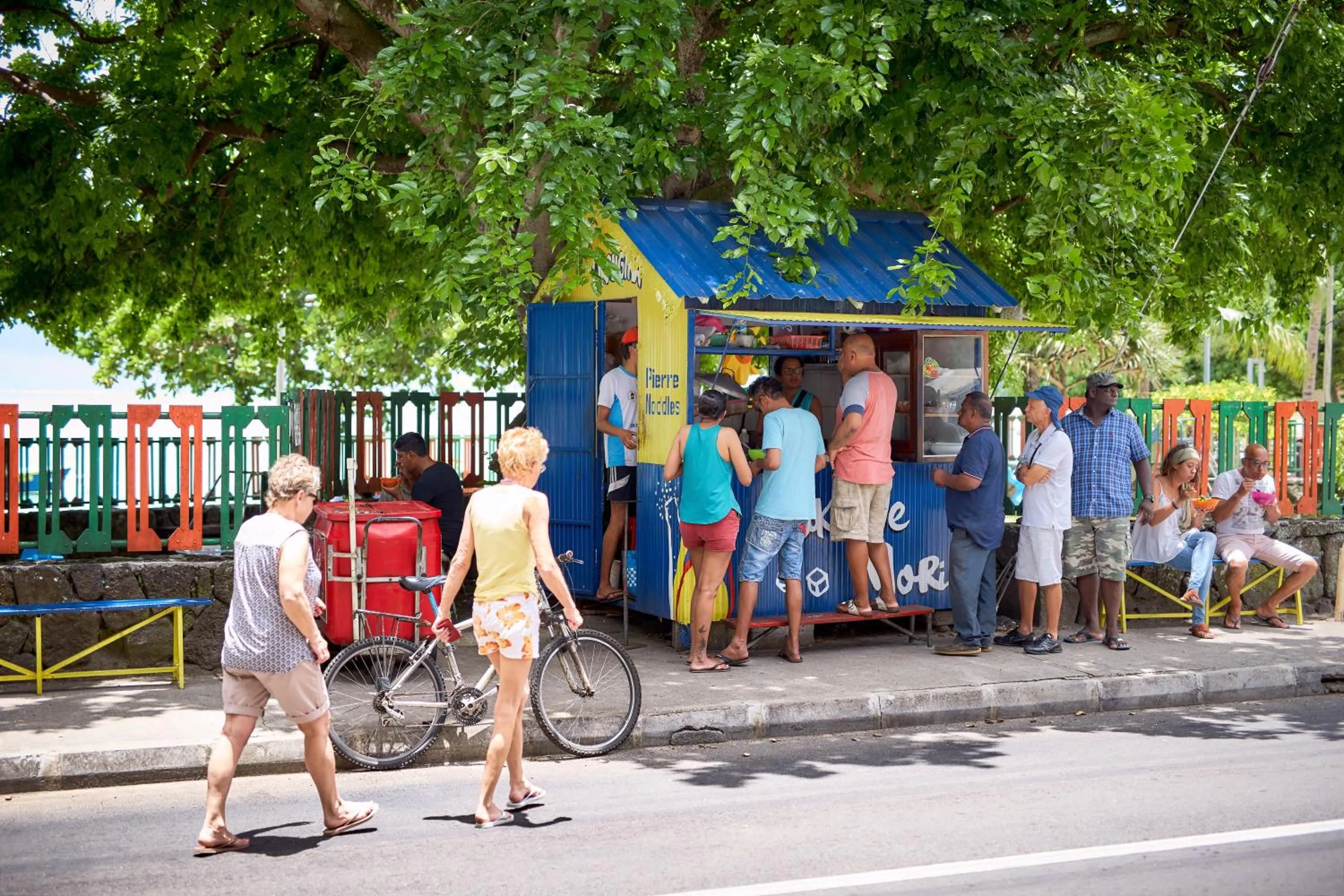 Restaurant/places to eat in Bon Azur Beachfront Suites & Penthouses by LOV Mauritius