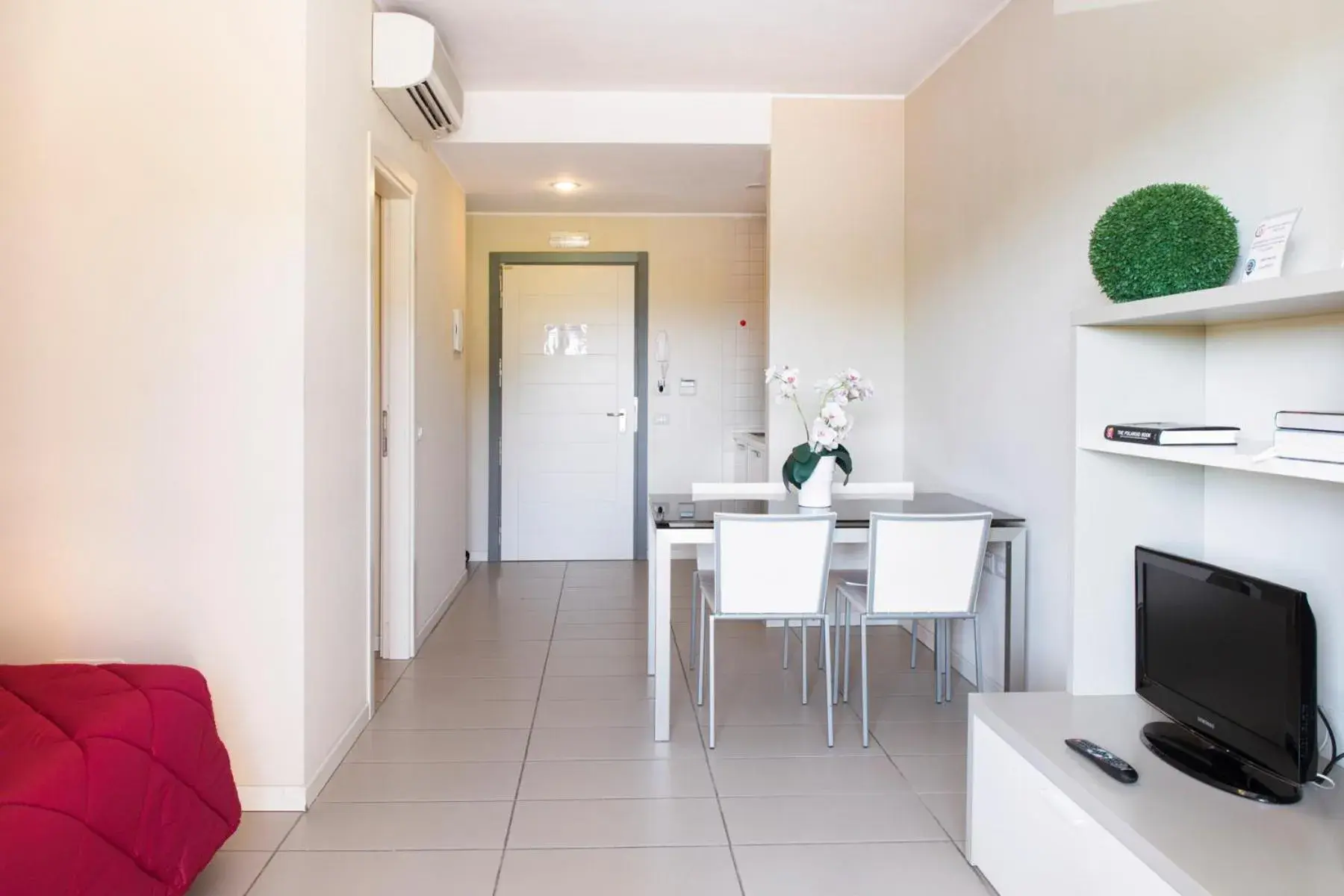 Kitchen or kitchenette, Dining Area in City Residence