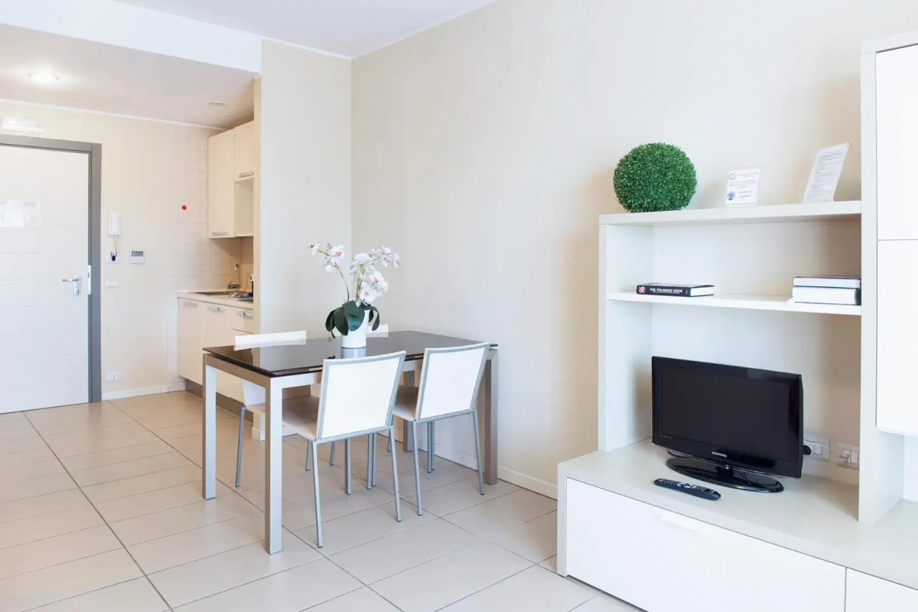 TV and multimedia, Dining Area in City Residence