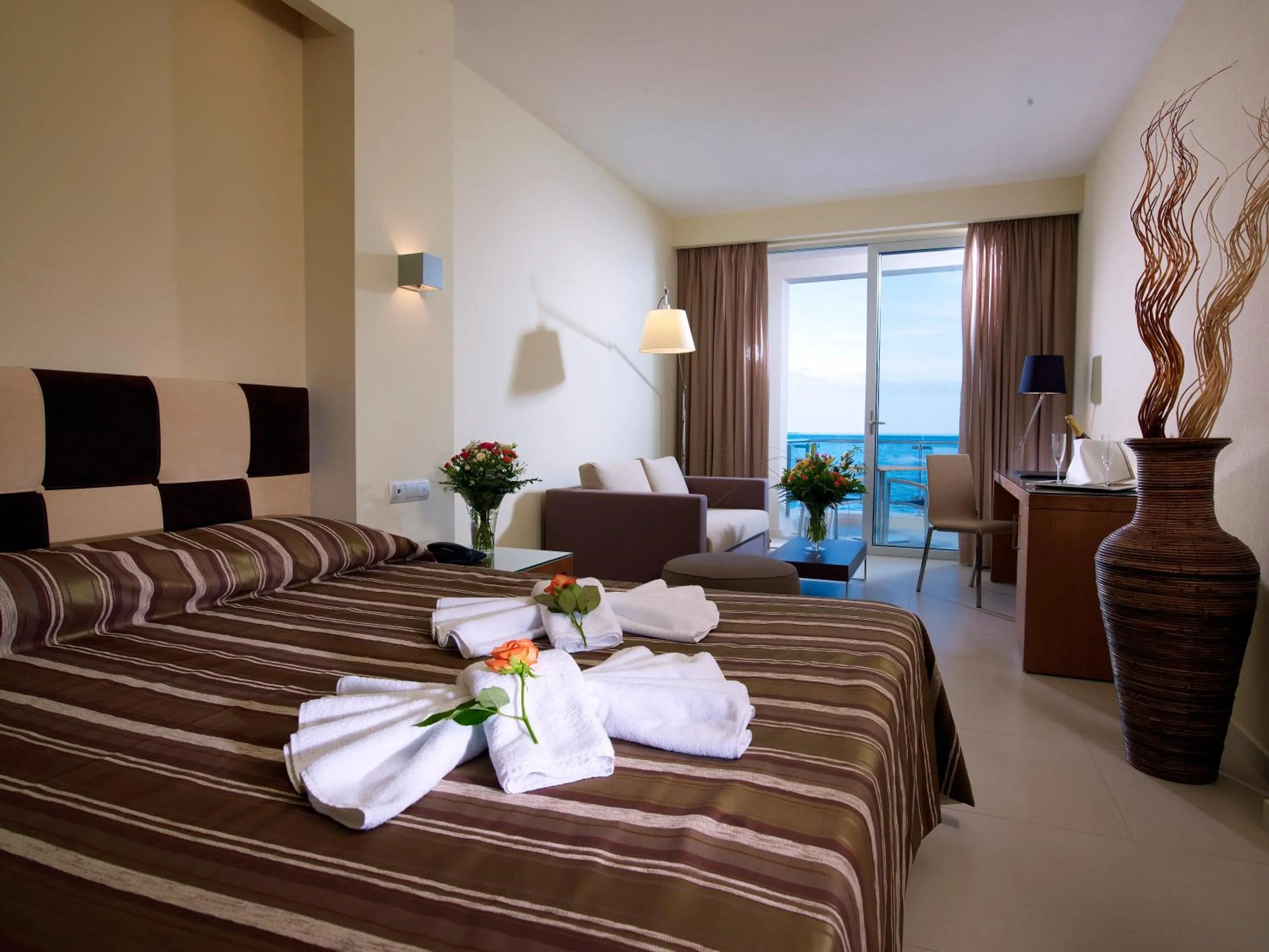 Property building, Bed in El Greco Hotel