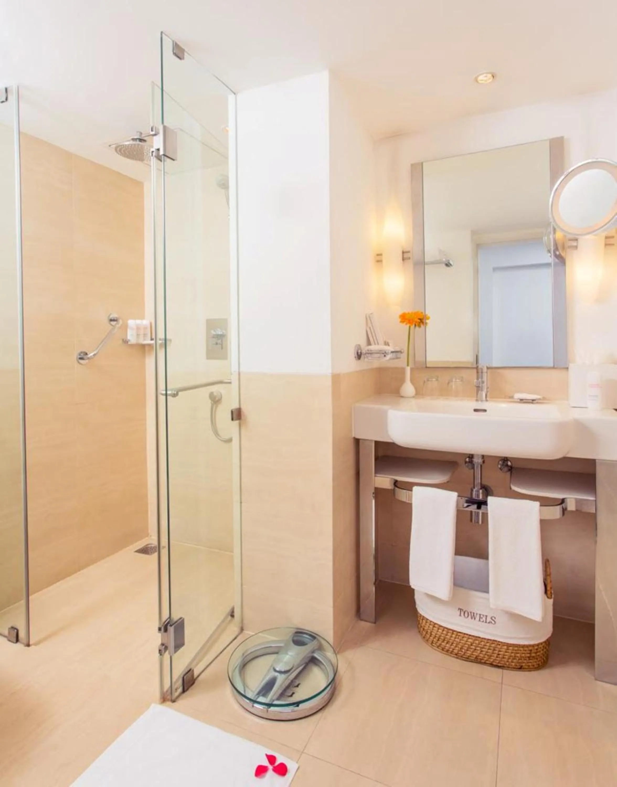 Shower in Radisson Blu Kochi