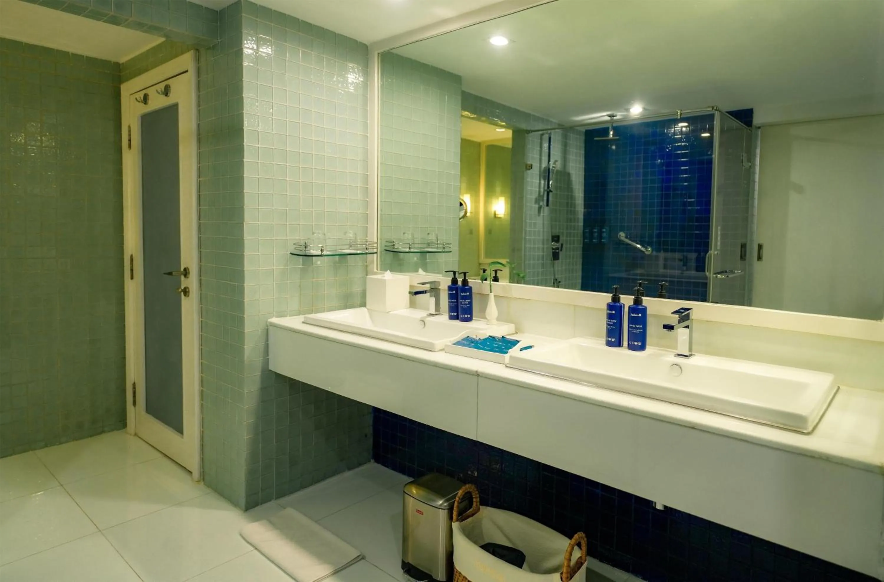 Bathroom in Radisson Blu Kochi