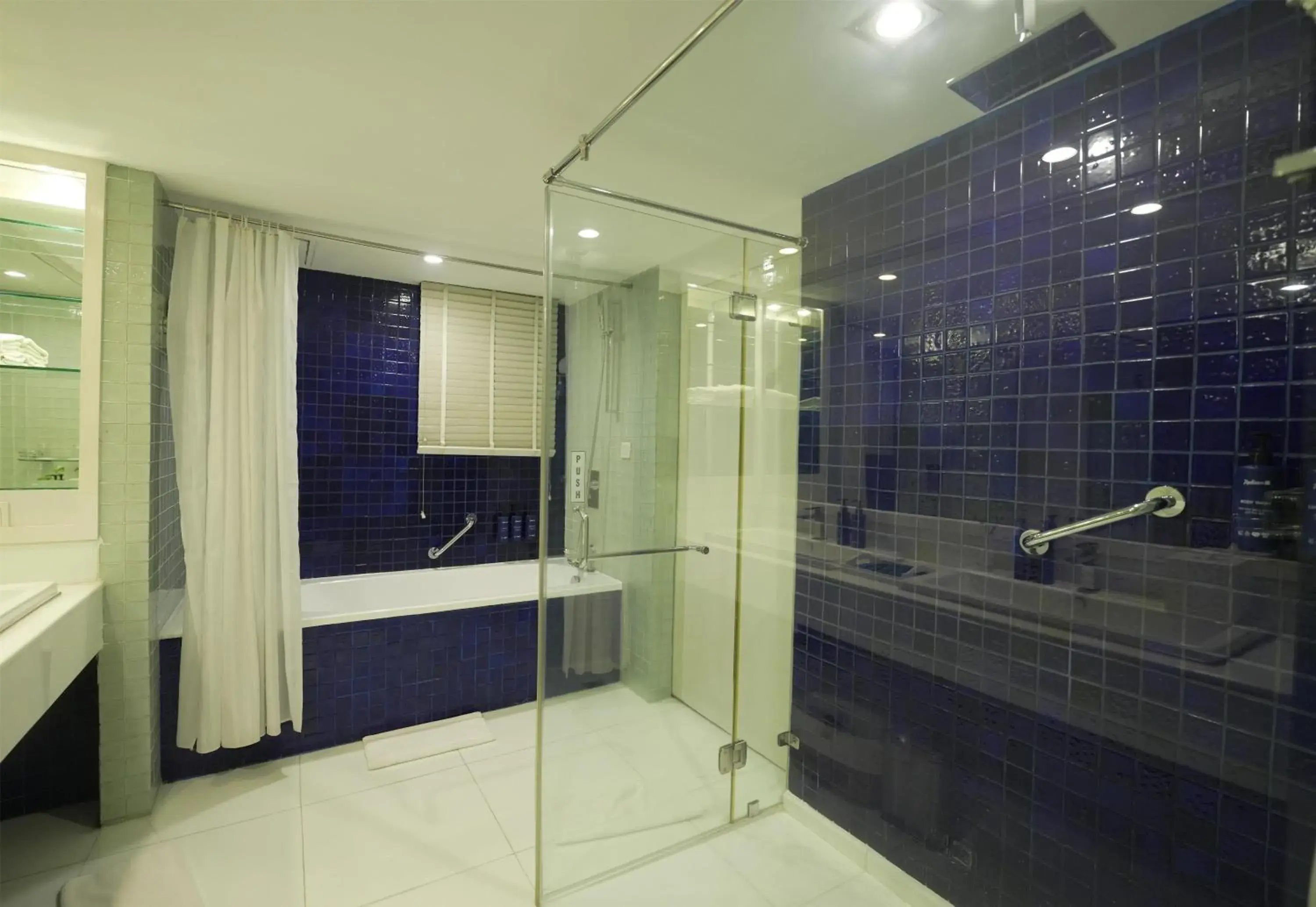 Bathroom in Radisson Blu Kochi Bathroom in Radisson Blu Kochi