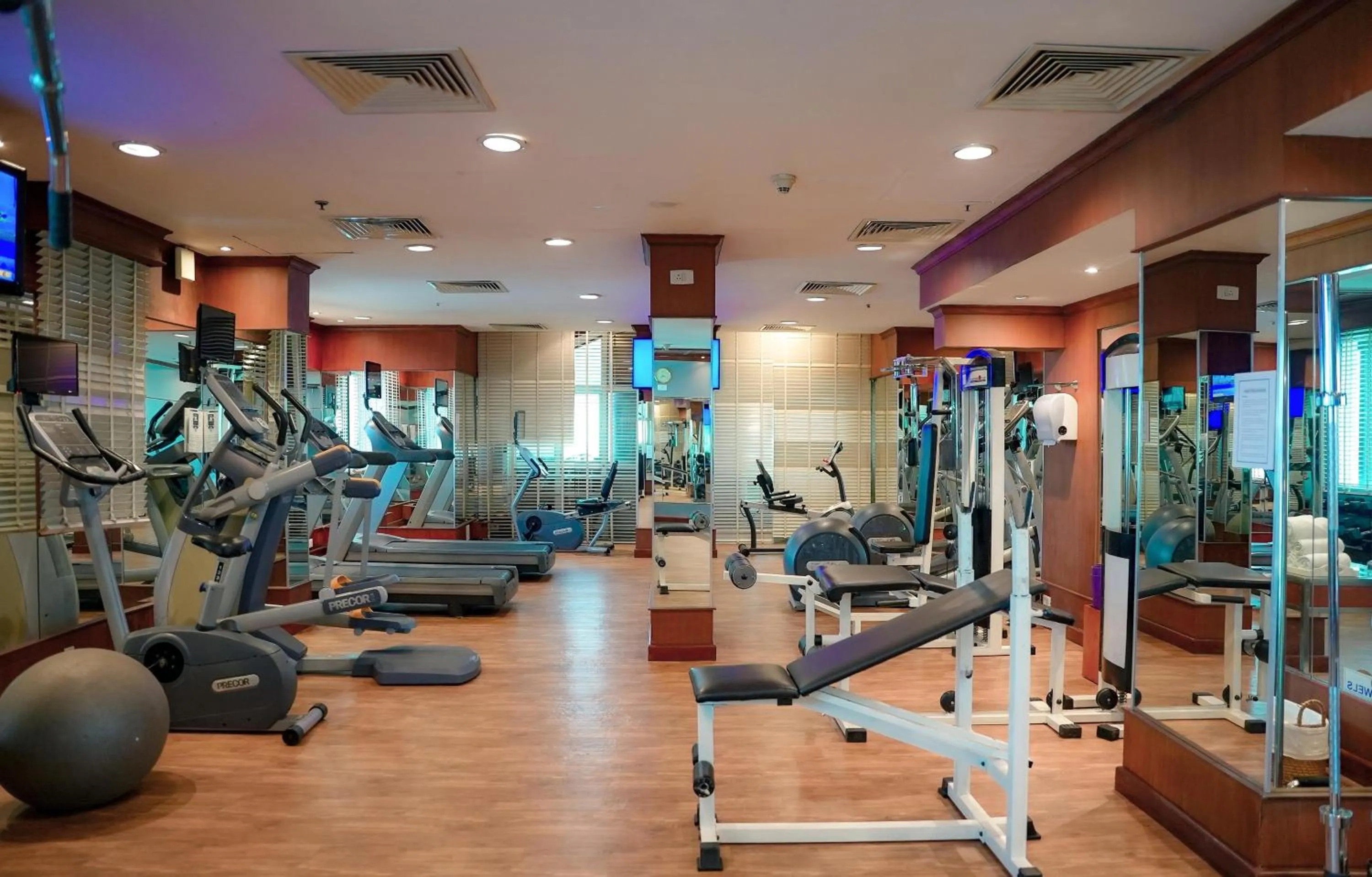 Fitness centre/facilities in Radisson Blu Kochi