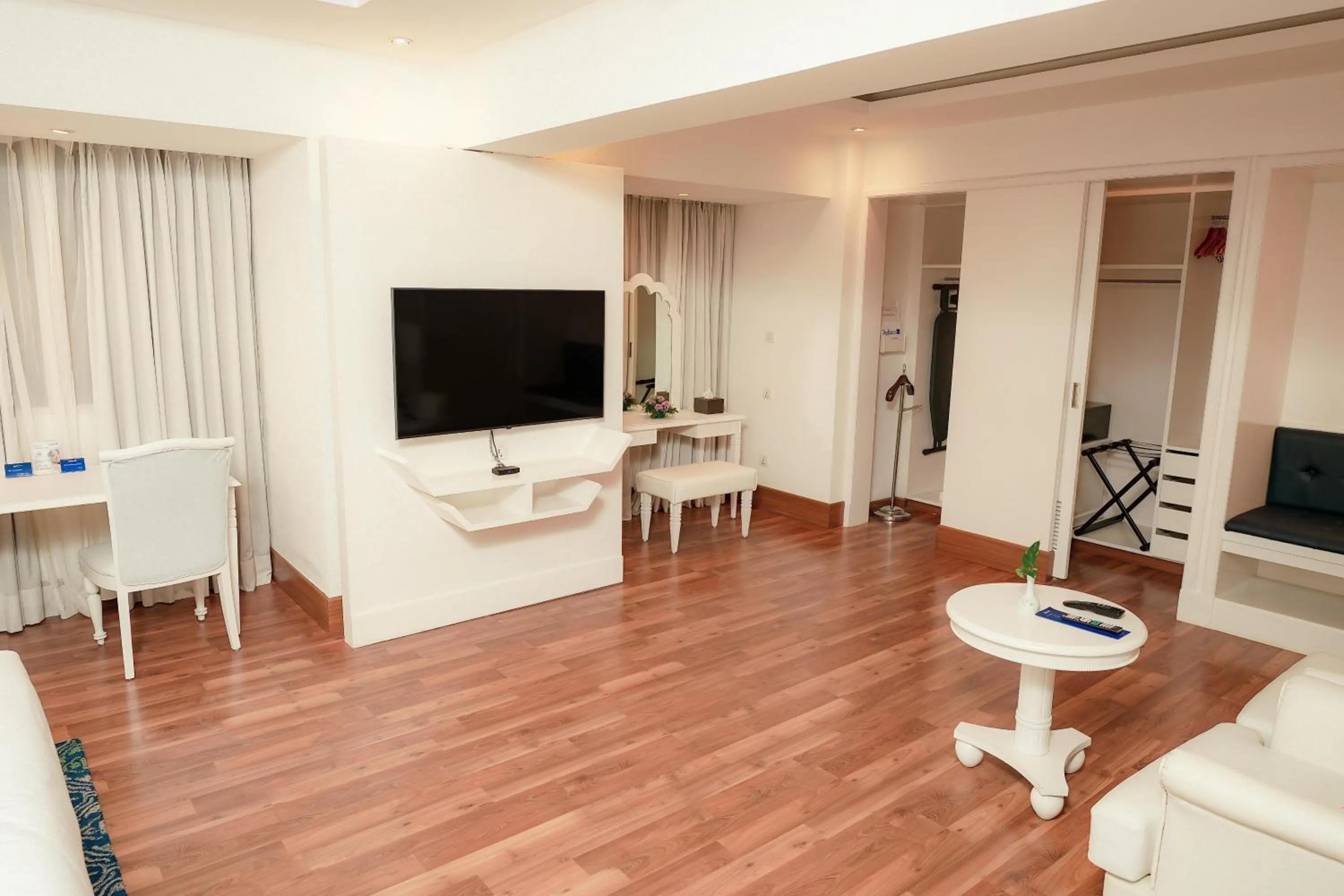 Photo of the whole room in Radisson Blu Kochi