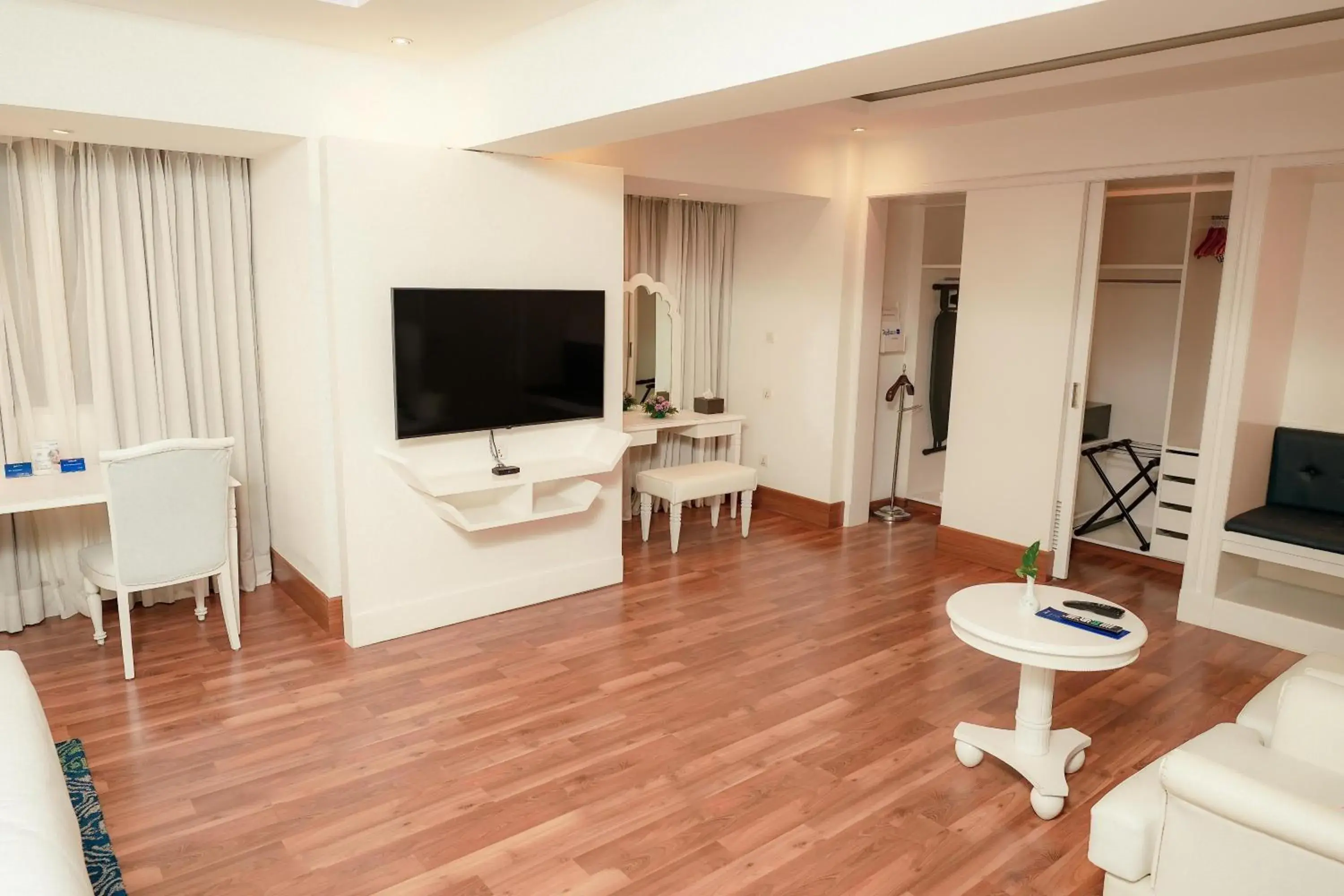 Photo of the whole room in Radisson Blu Kochi Photo of the whole room in Radisson Blu Kochi