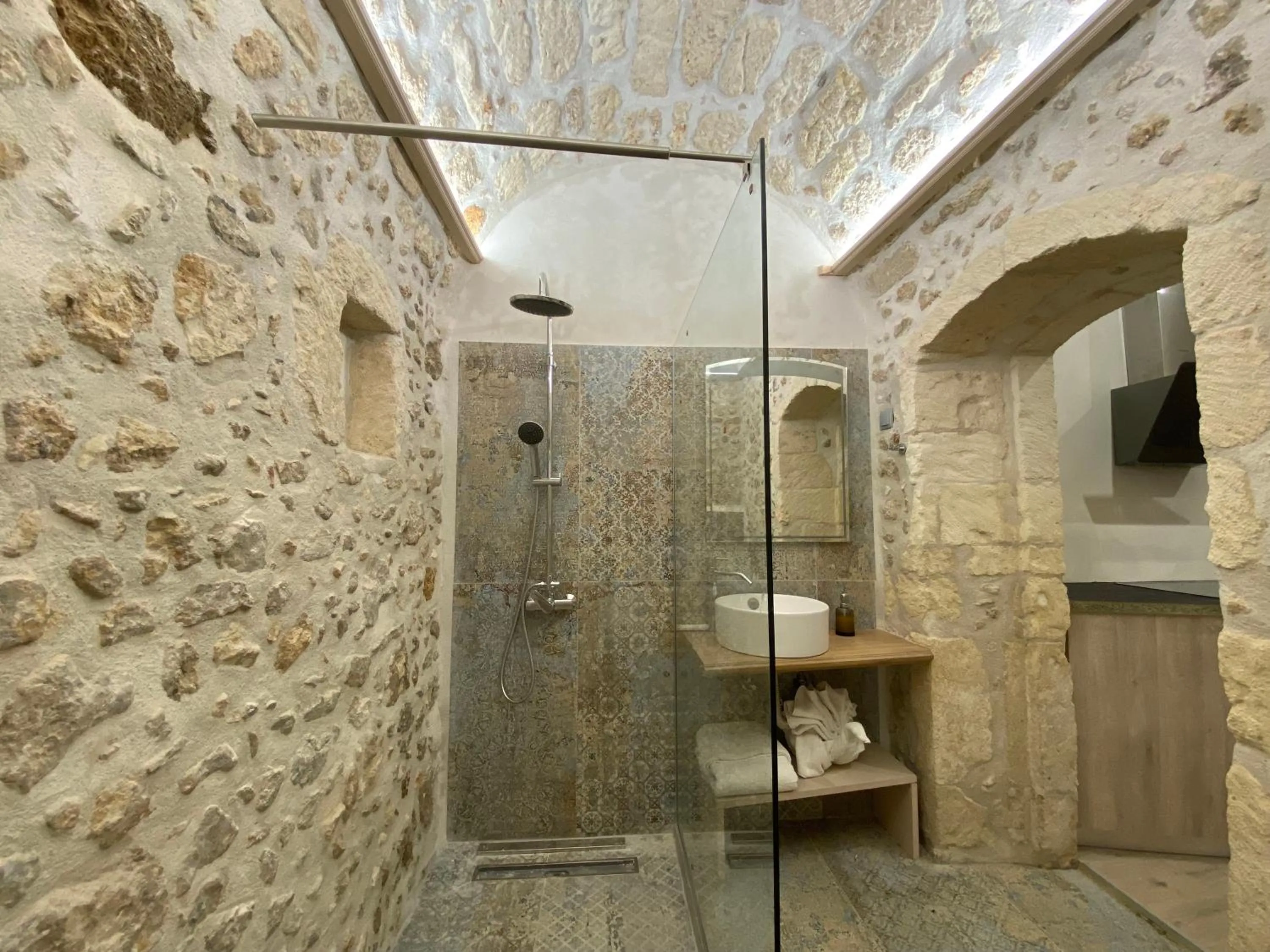 Shower in Barbara Studios