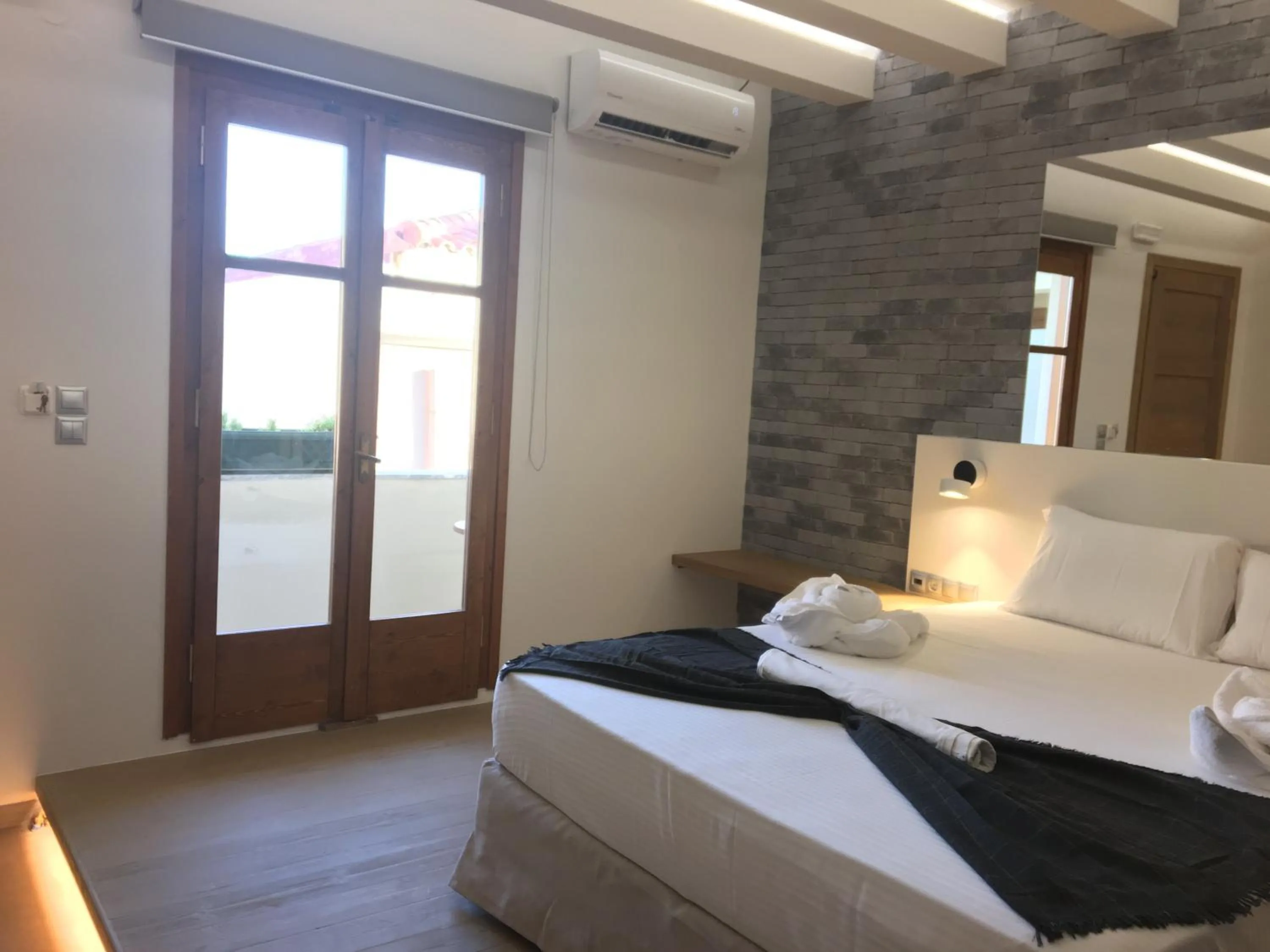 Photo of the whole room, Bed in Barbara Studios