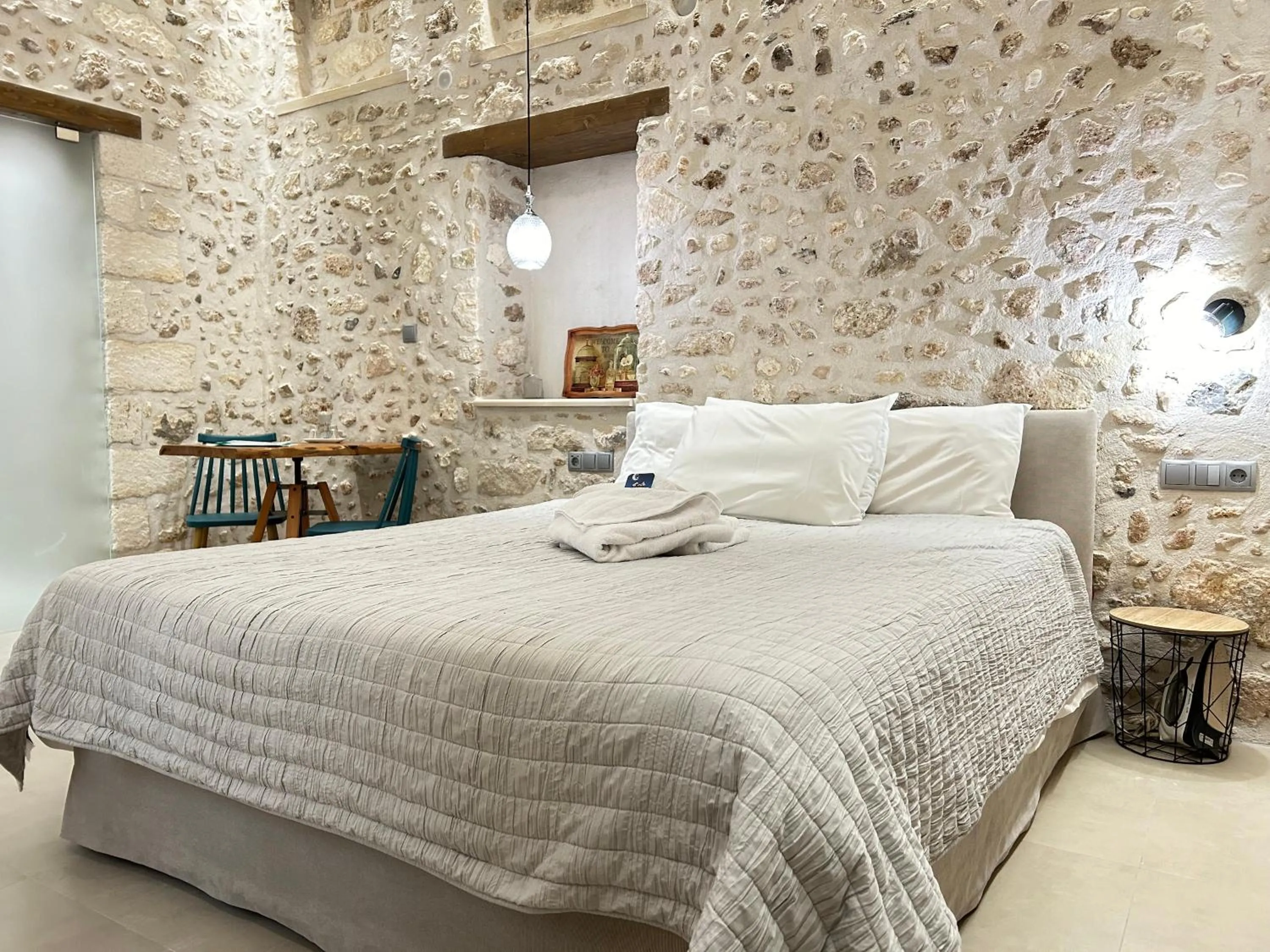 Bed in Barbara Studios