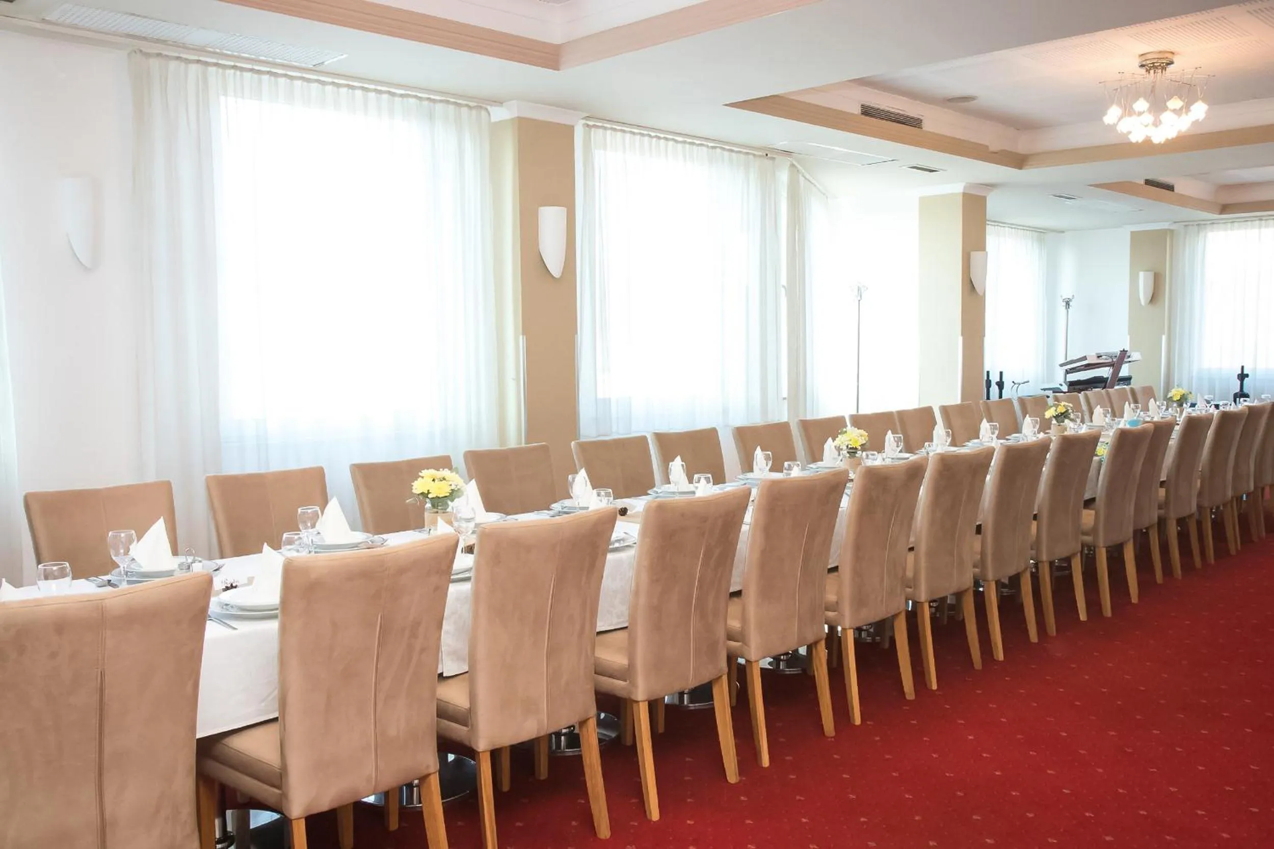 Restaurant/places to eat in Hotel CITY