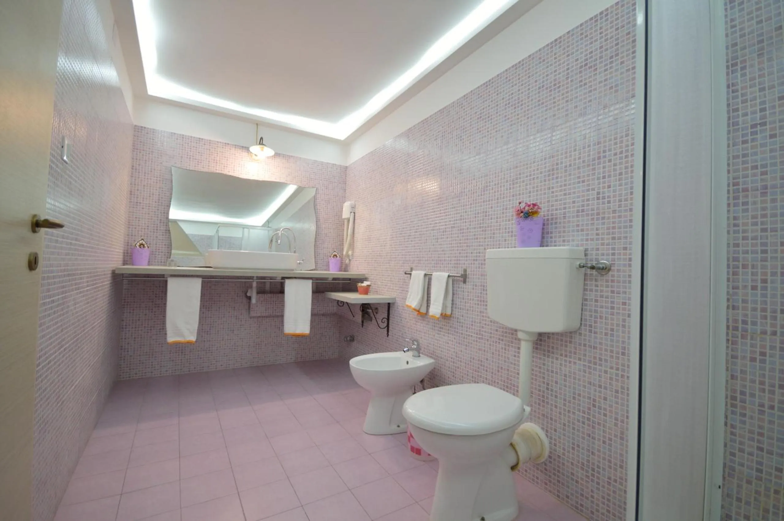 Bathroom in Centro Sicilia Rooms-Suites & Terrace