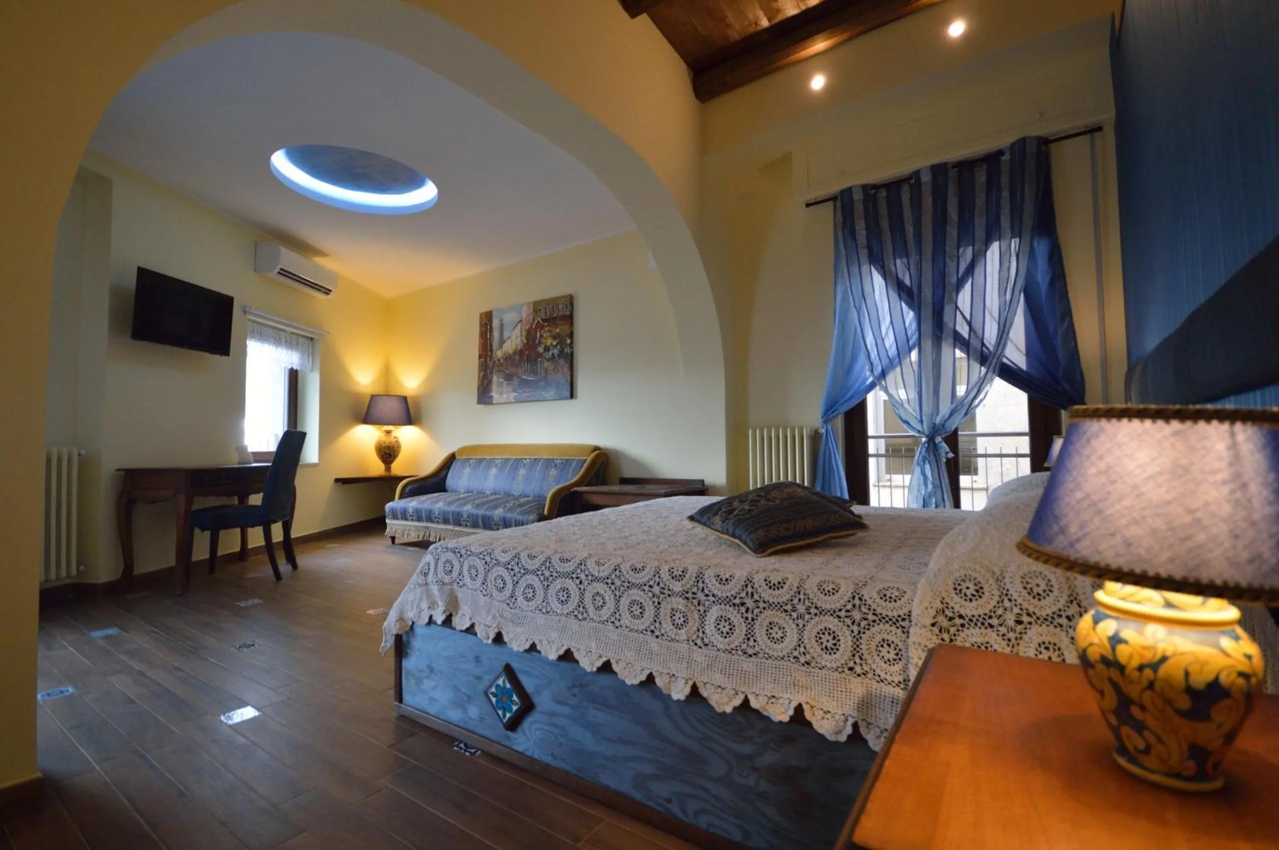 Photo of the whole room, Bed in Centro Sicilia Rooms-Suites & Terrace