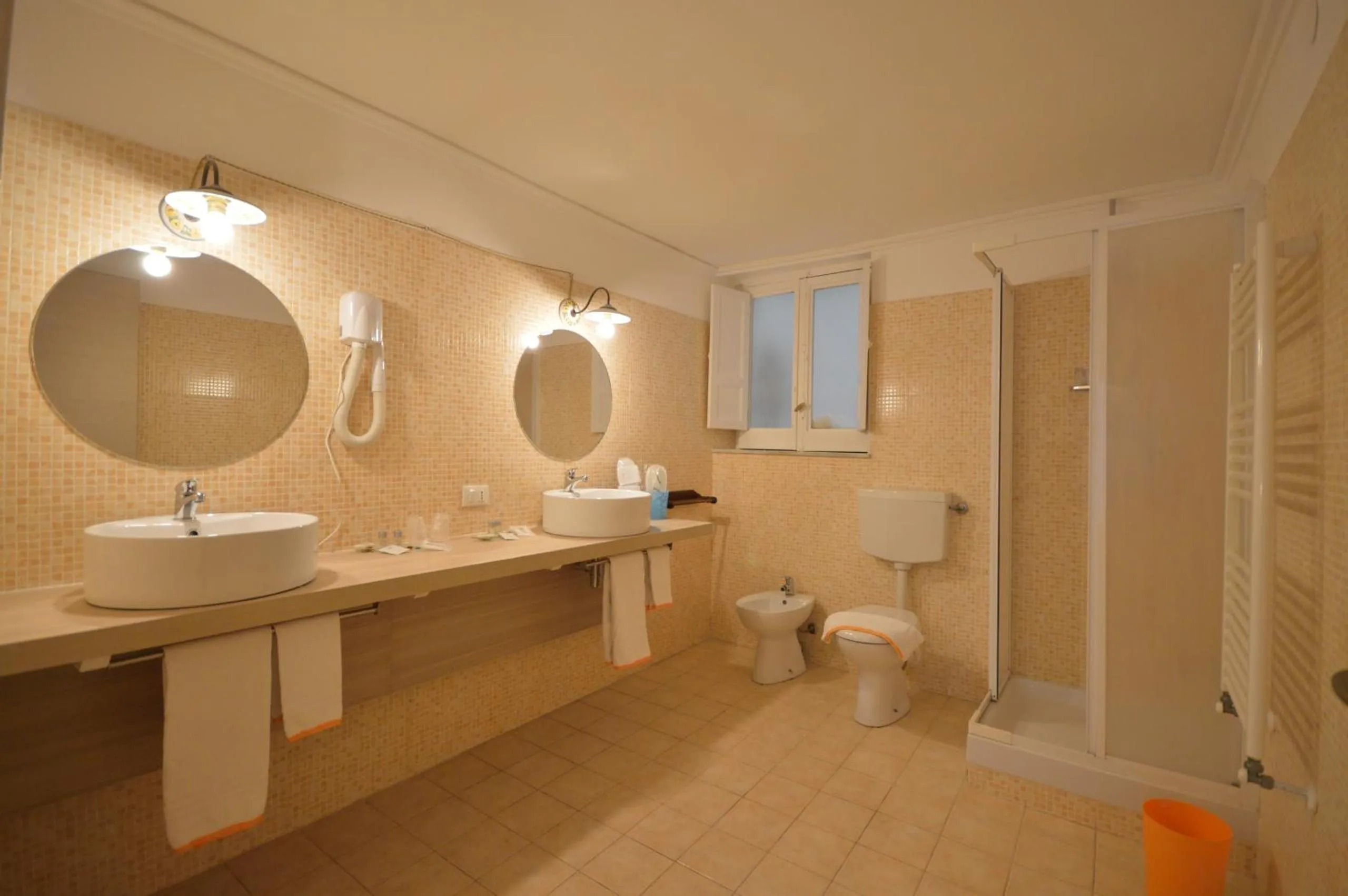 Bathroom in Centro Sicilia Rooms-Suites & Terrace