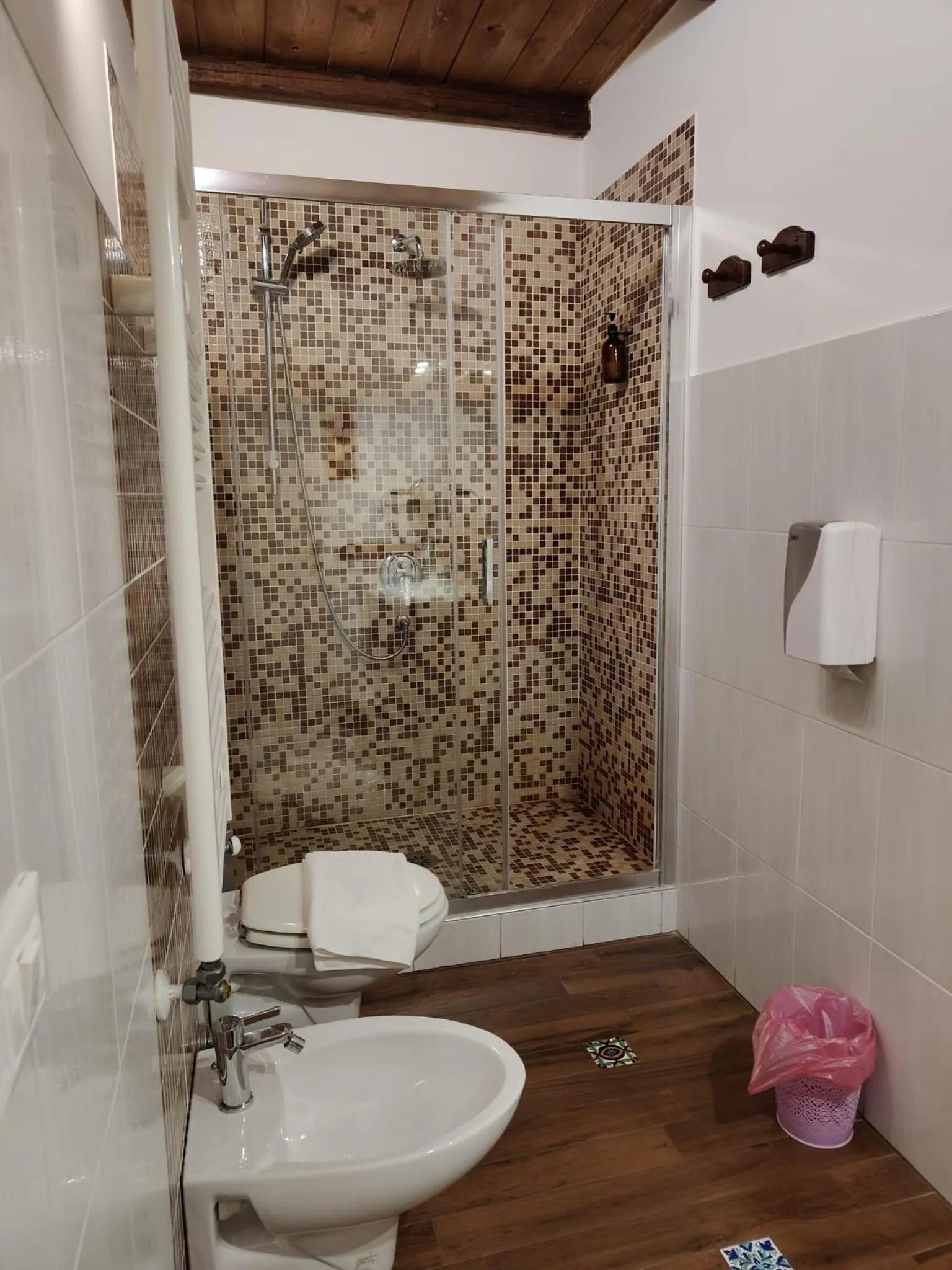 Shower in Centro Sicilia Rooms-Suites & Terrace