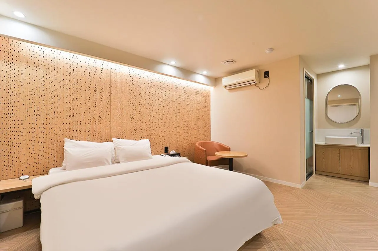 Bed in Jamsil Tomgi Hotel