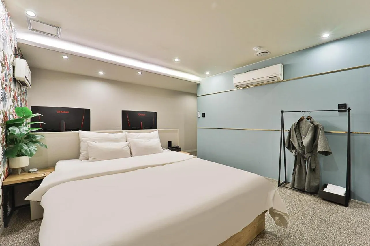 Bed in Jamsil Tomgi Hotel