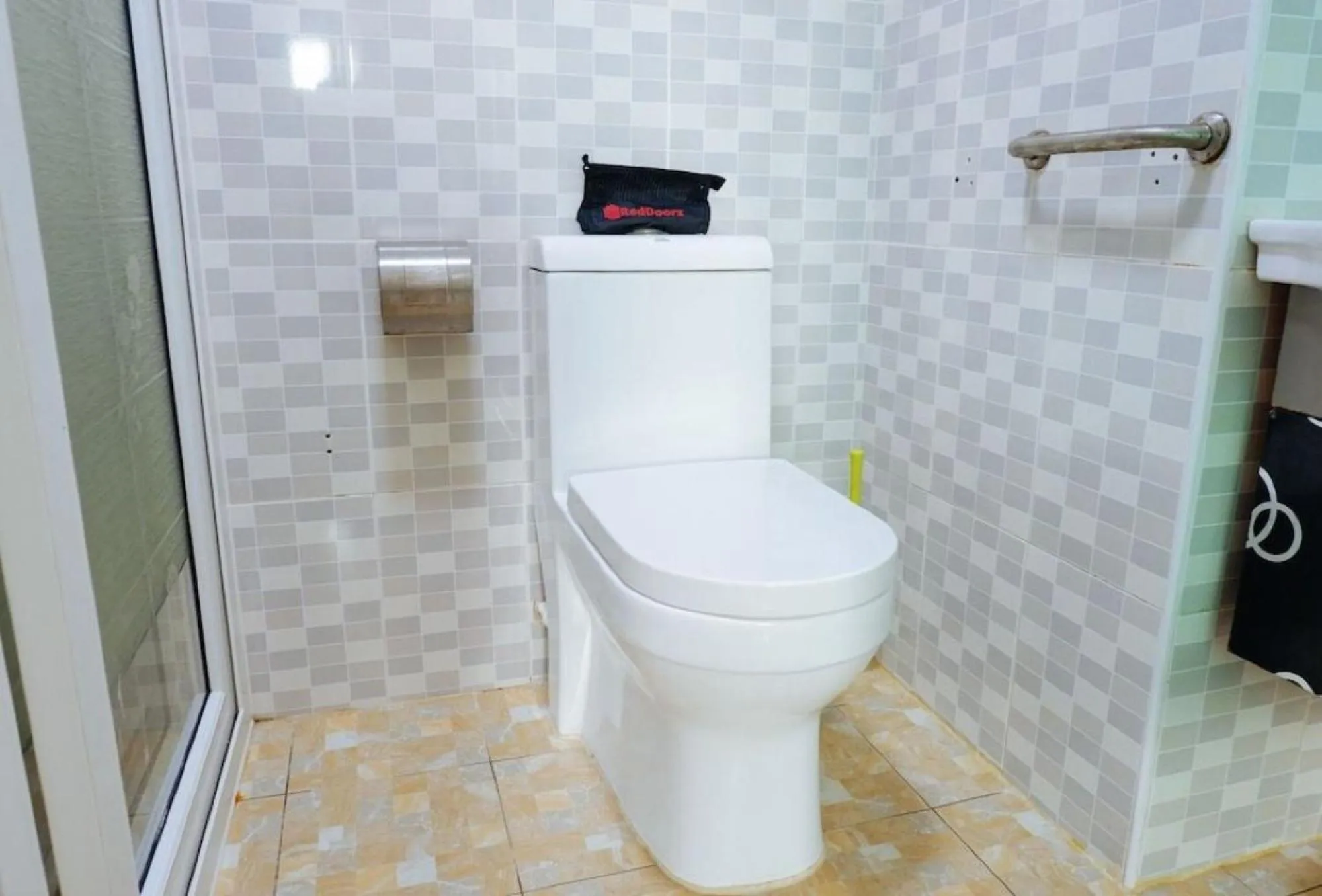 Toilet in RedDoorz Plus near Camella La Brisa Lapulapu