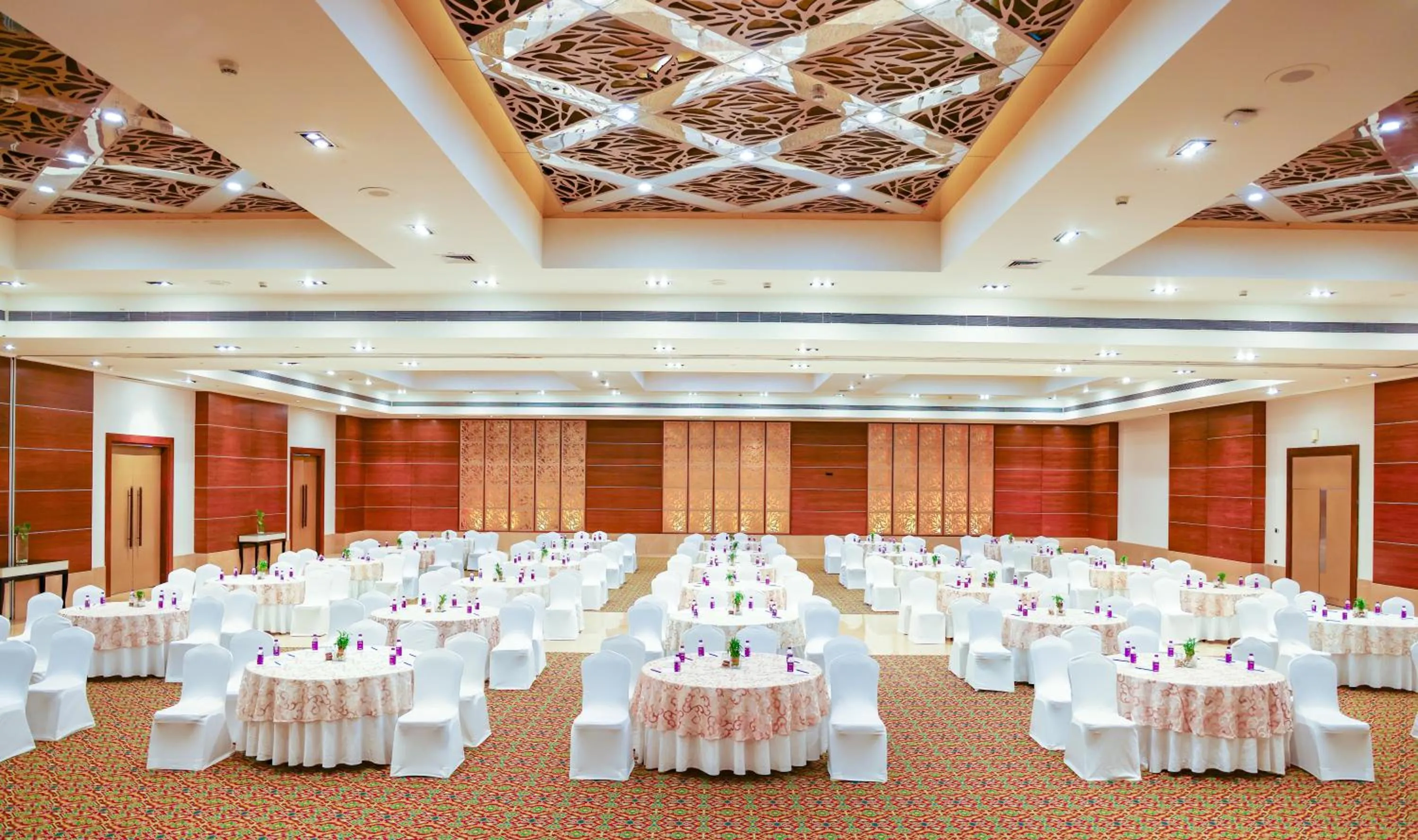 Banquet/Function facilities in Balaji Sarovar Premiere