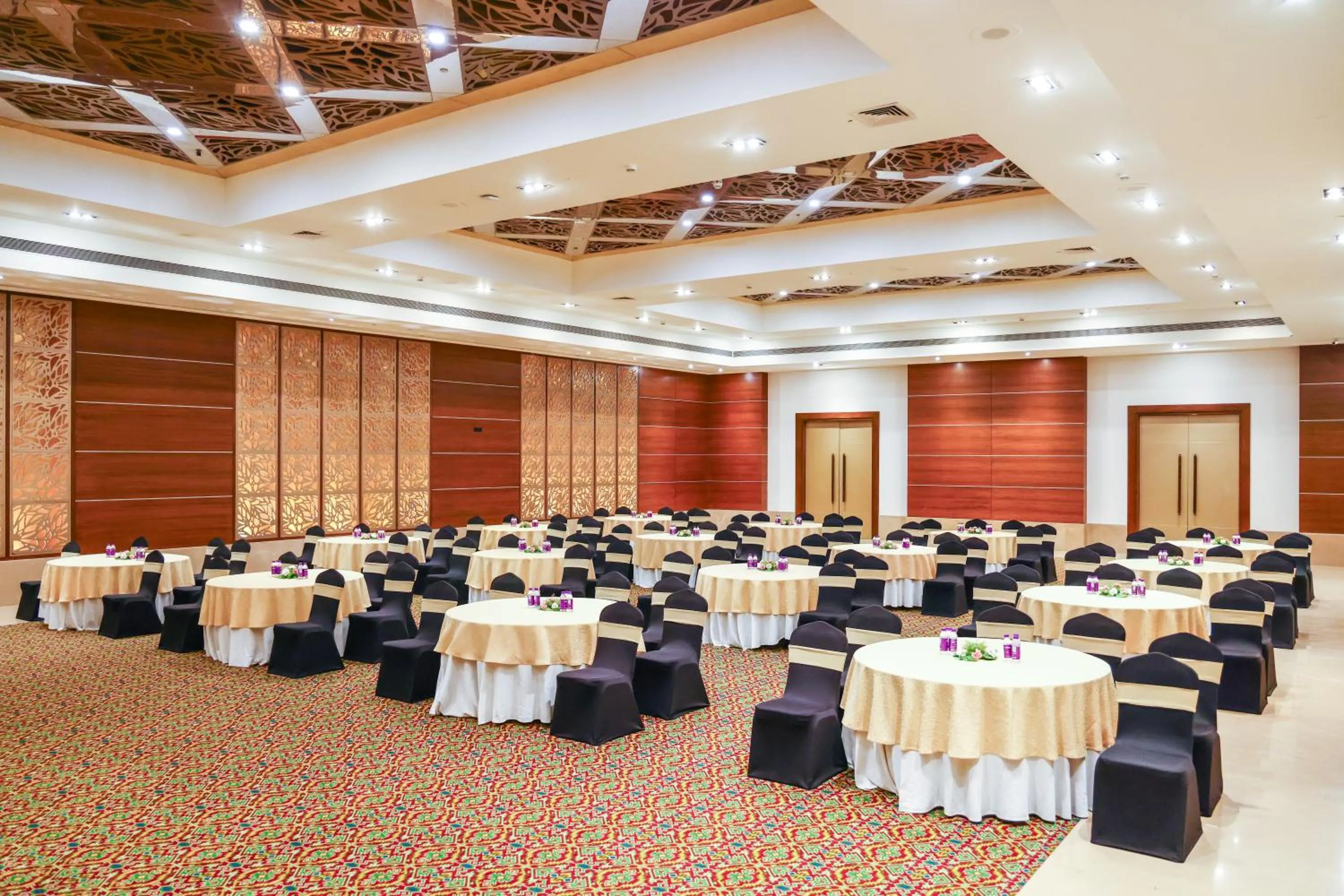 Banquet/Function facilities in Balaji Sarovar Premiere